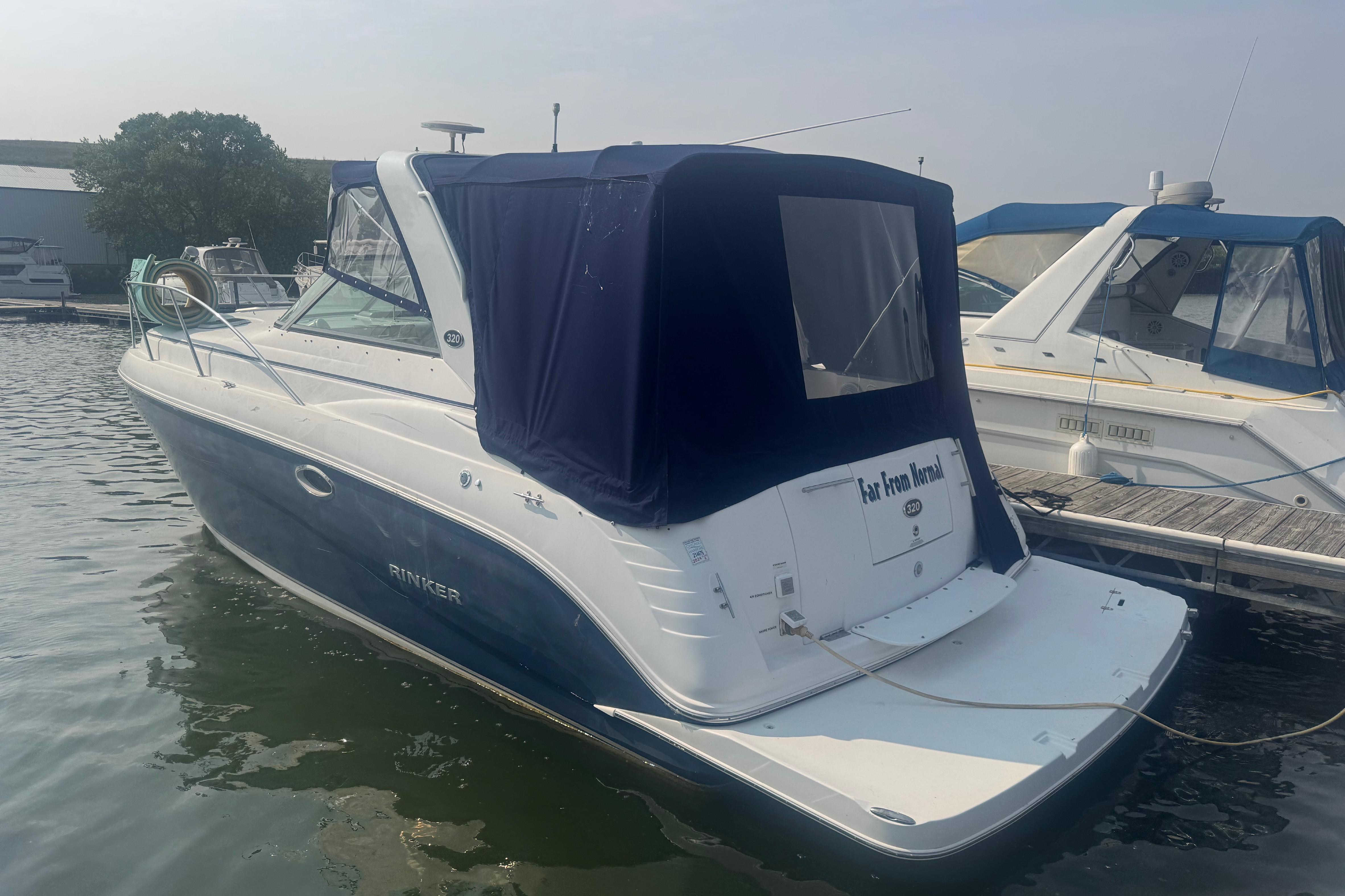 2007 Rinker 320 Express Cruiser