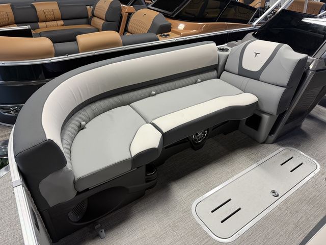 2026 Tahoe Cascade - 2585 Elite Windshield - 8