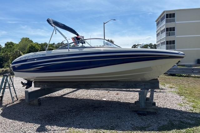 2012 Tahoe Q8 SSi boat on display, blue and white design, outdoors.