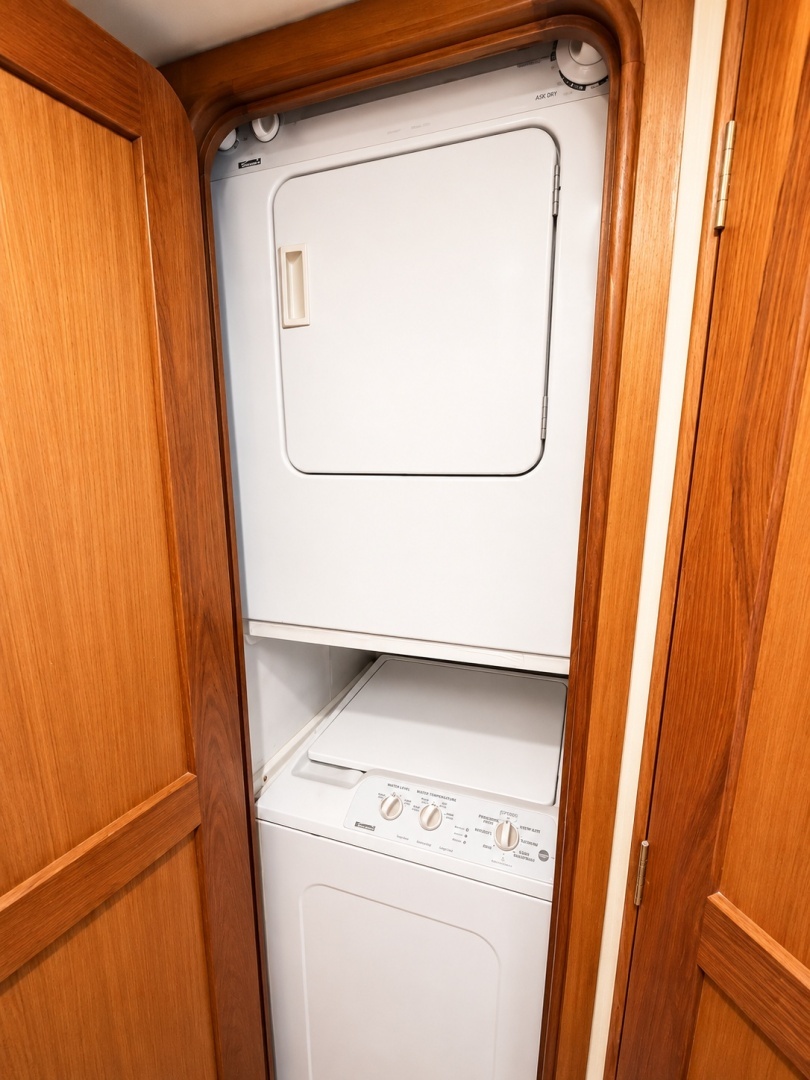 2004 Ocean Yachts 50 Convertible - Image 29