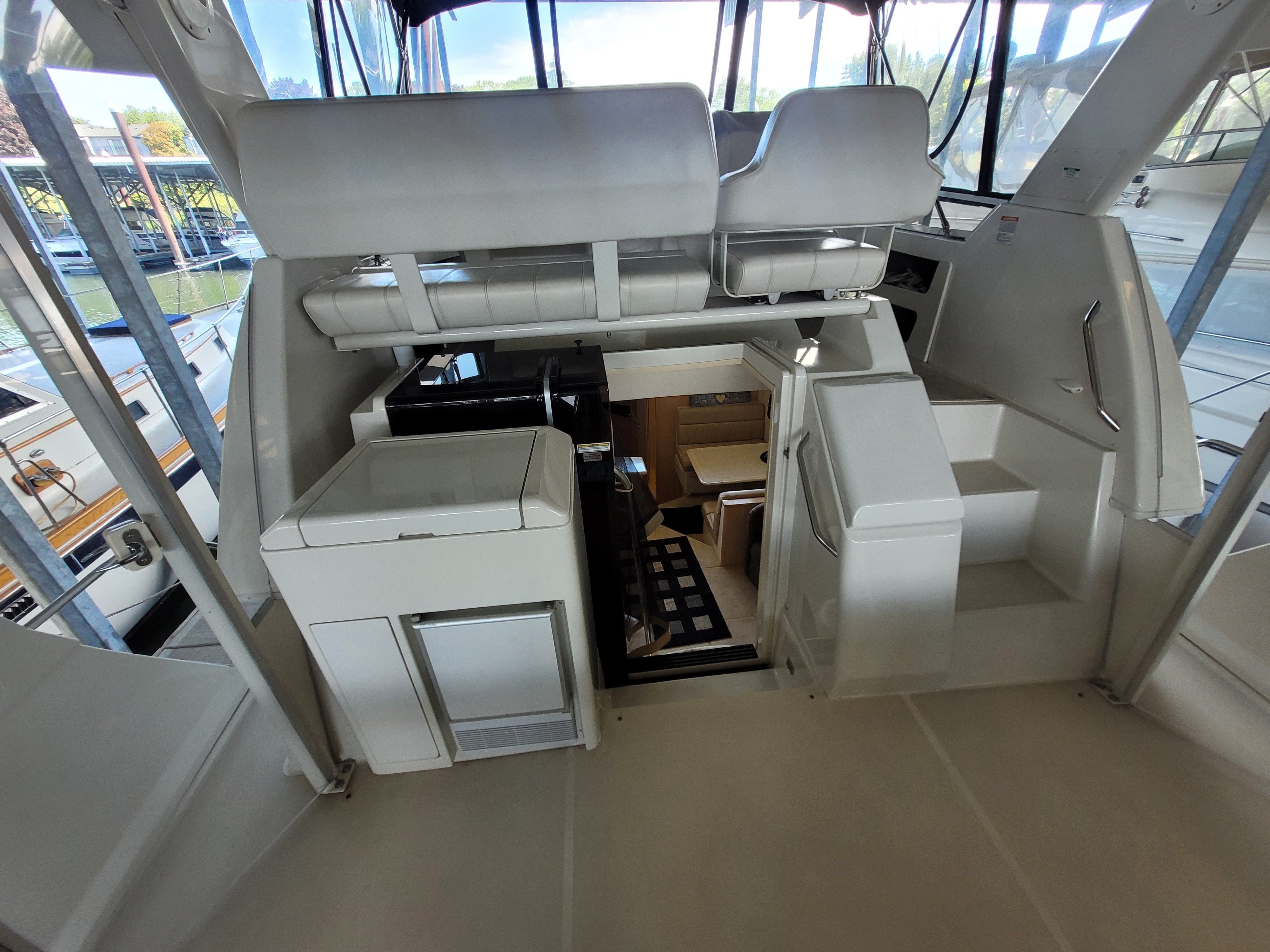 2000 Carver 356 Aft Cabin Motor Yacht - 8