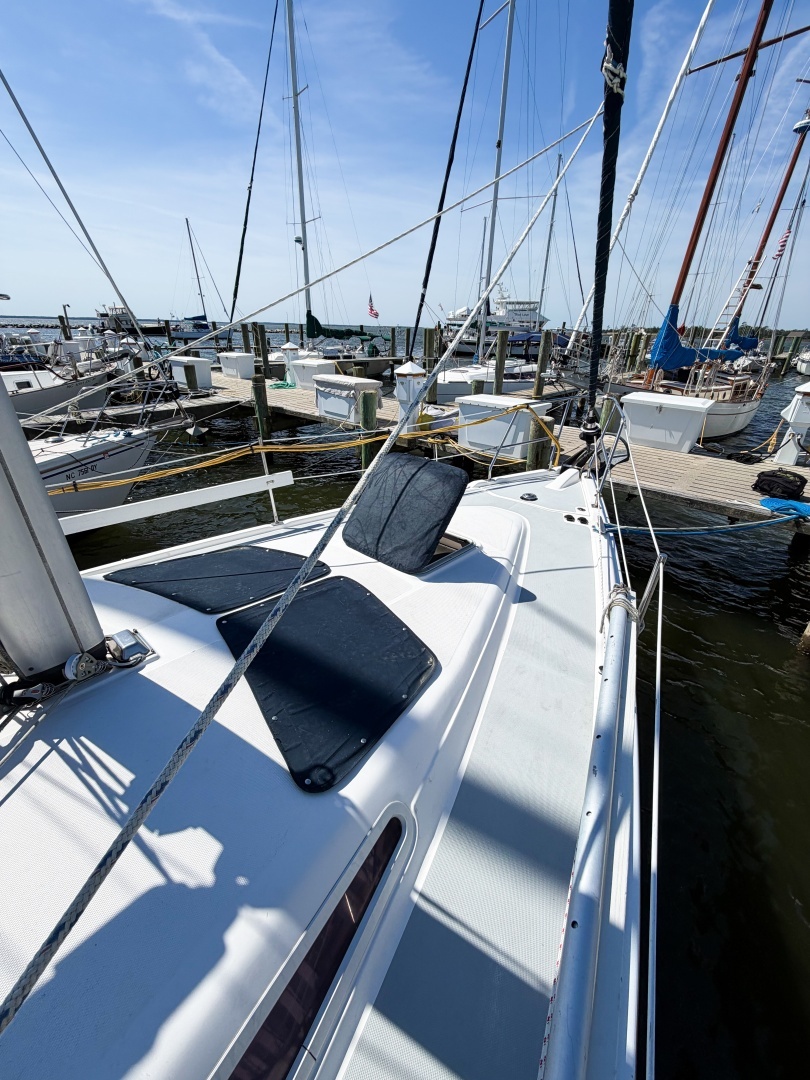 2005 Hunter 36 - Image 11