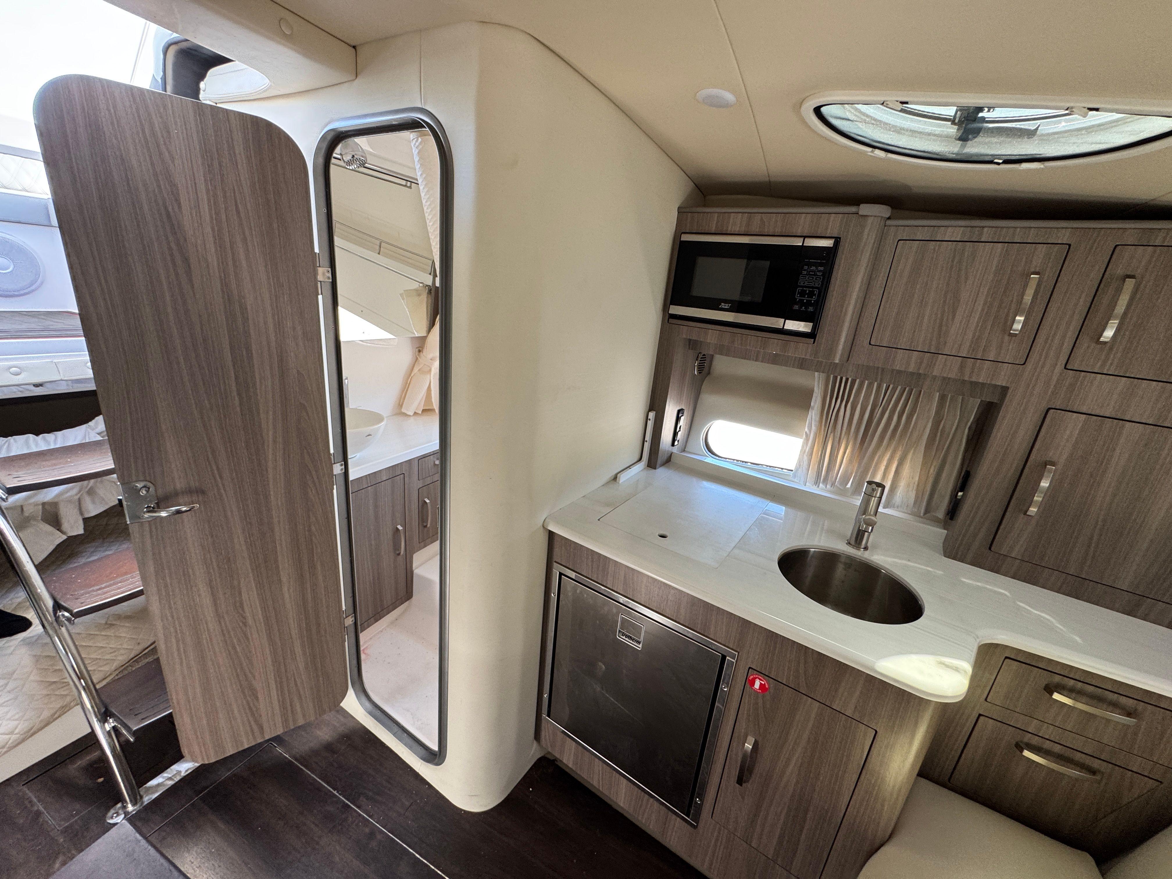 2023 REGAL 33 EXPRESS - Image 32