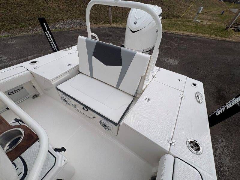 2026 Robalo 246 Cayman - 101