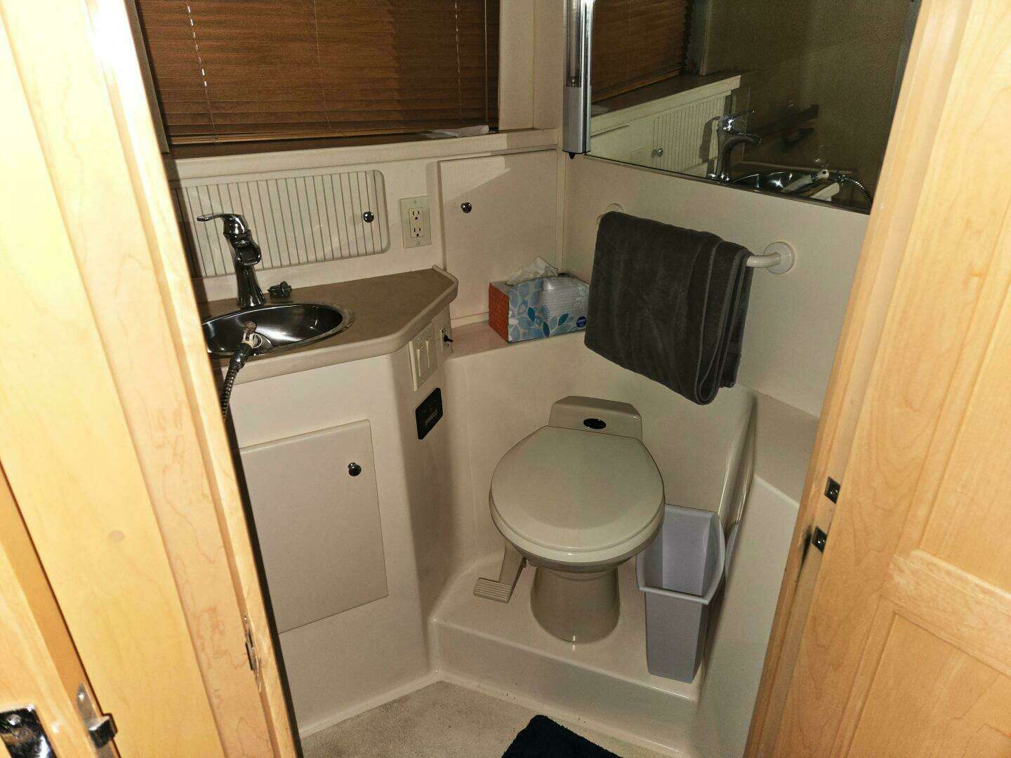 1998 Carver 355 Aft Cabin - Image 13