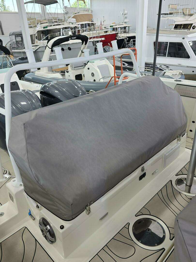2025 Zodiac X10CC Twin Mercury 400's w/ Joystick - Image 40