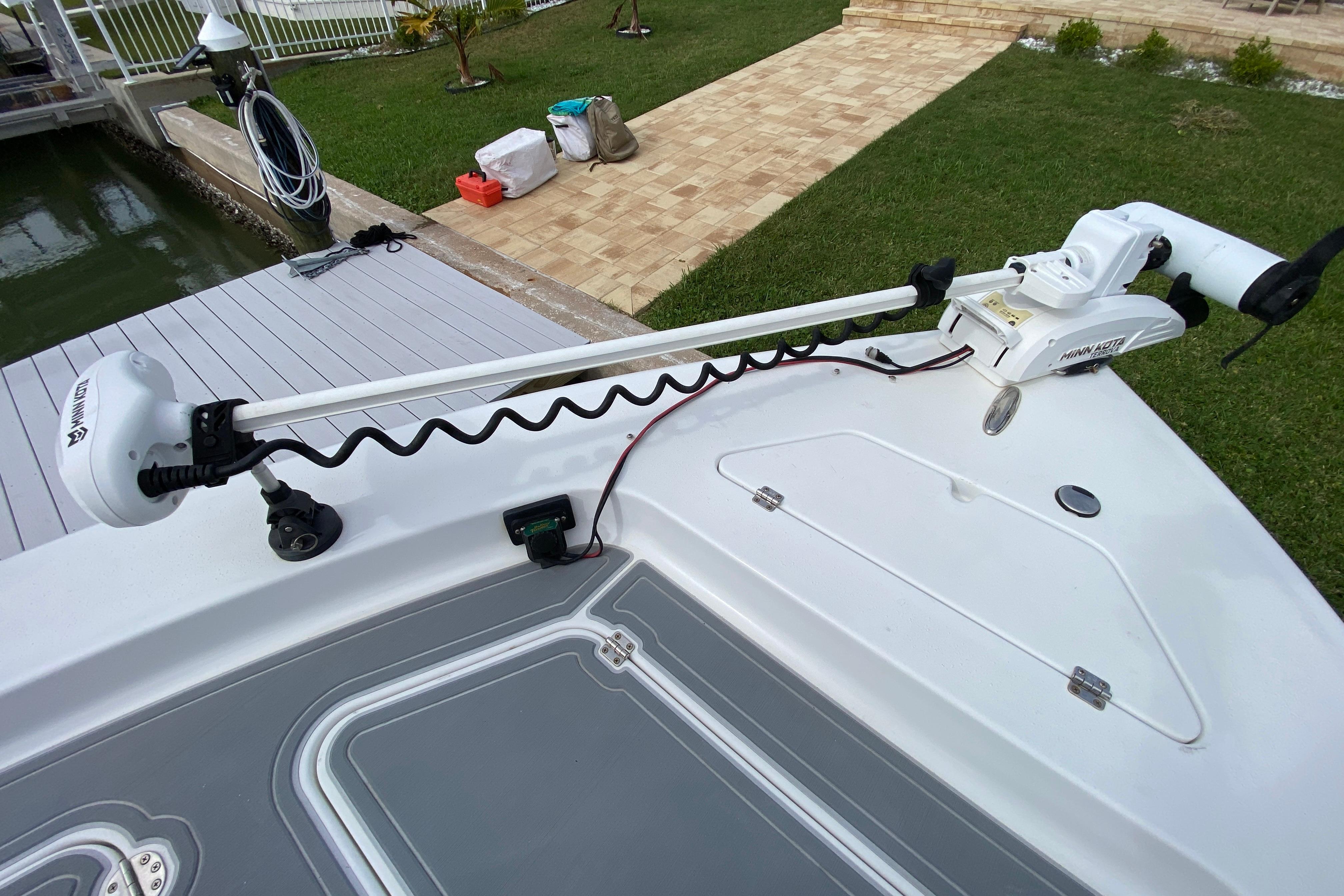2004 Palmetto 22 Excursion boat with Minn Kota trolling motor on deck.