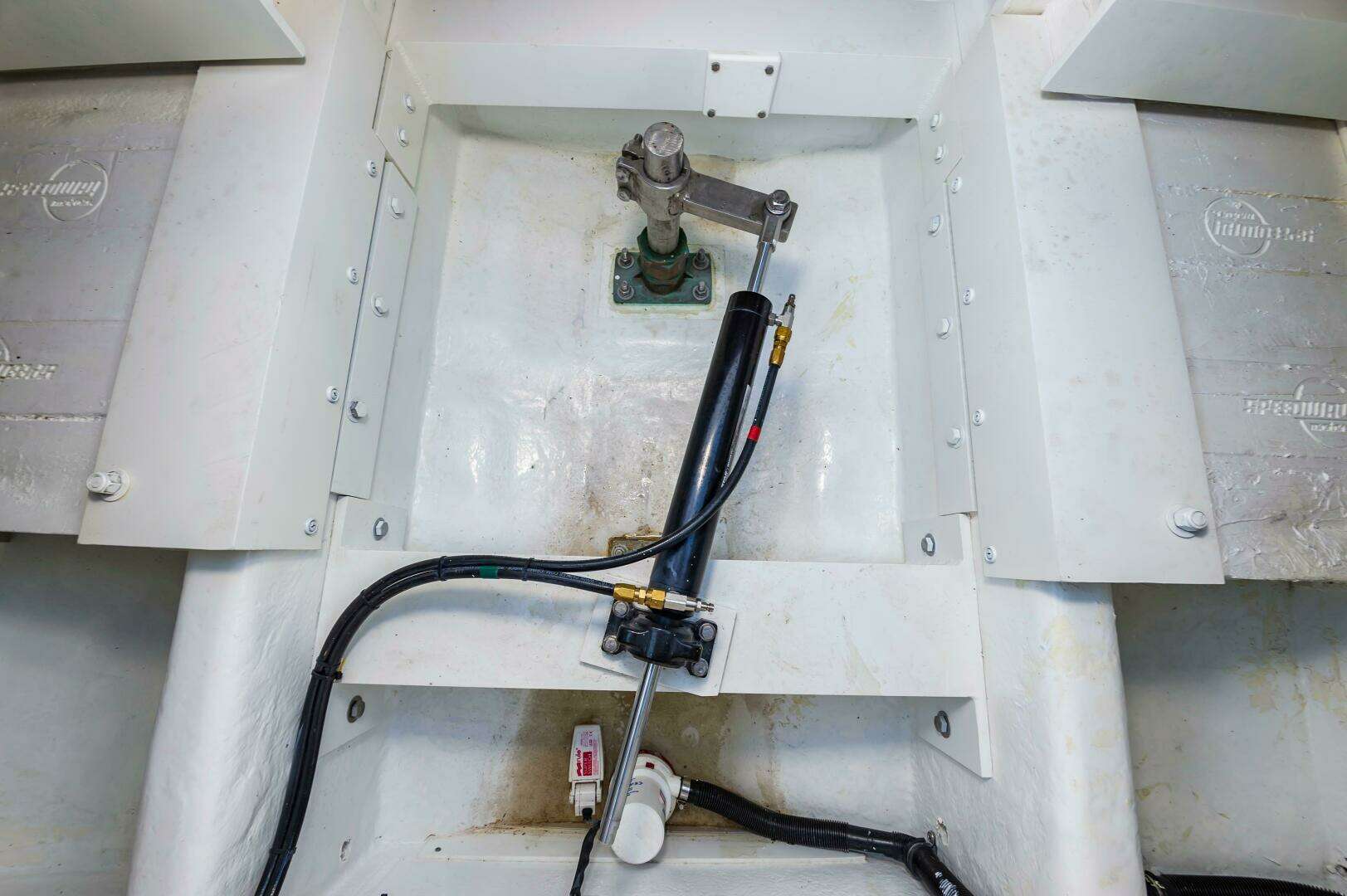 2024 Custom Chesapeake Bay Built Custom 33' - Image 30