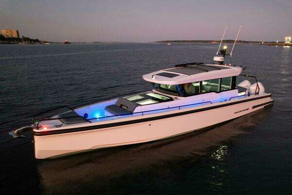 2022 Axopar 37 XC Cross Cabin