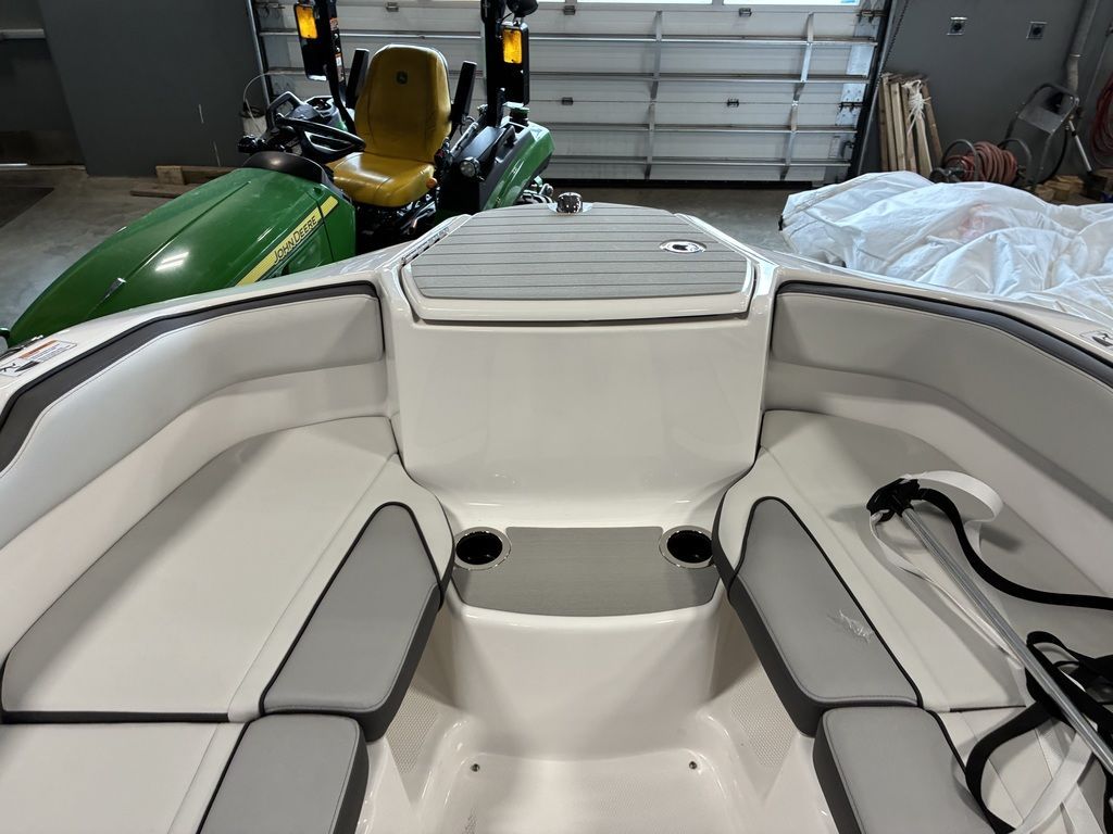 2026 Yamaha Boats AR250 - 8