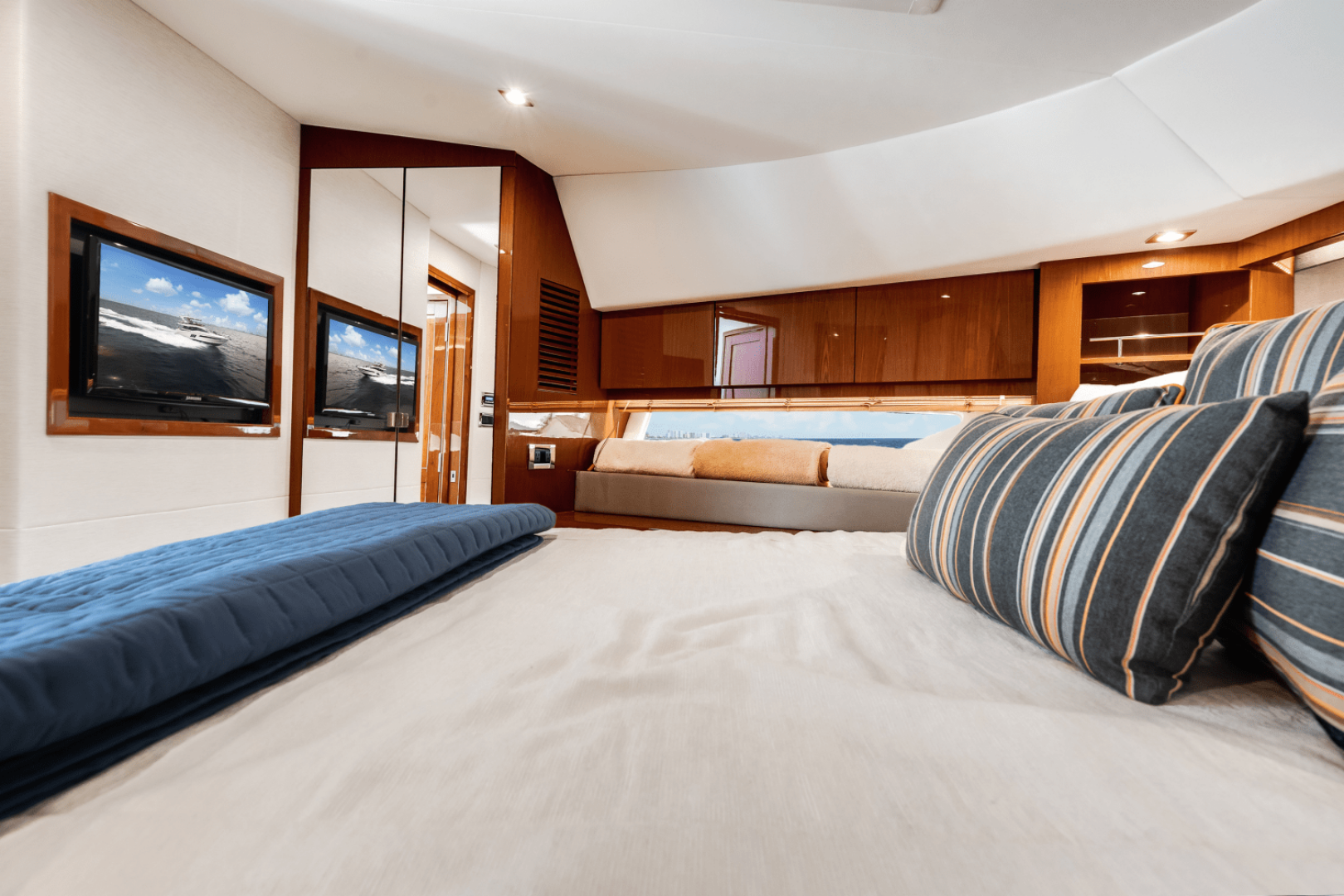 2017 Sea Ray 510 FLYBRIDGE - Image 13