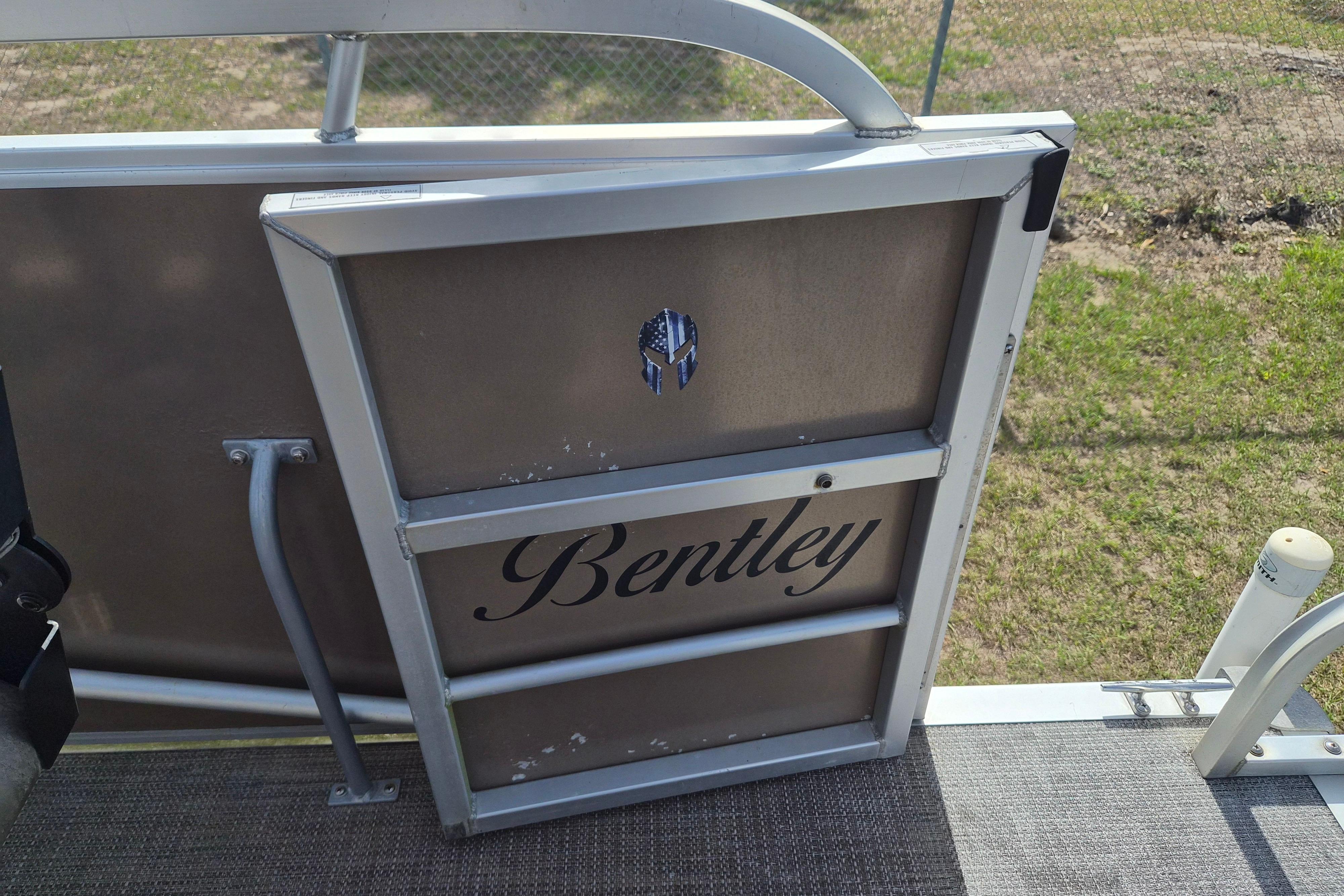 Bentley Pontoons 180 CRUISE 2004 boat gate with logo, outdoor setting.