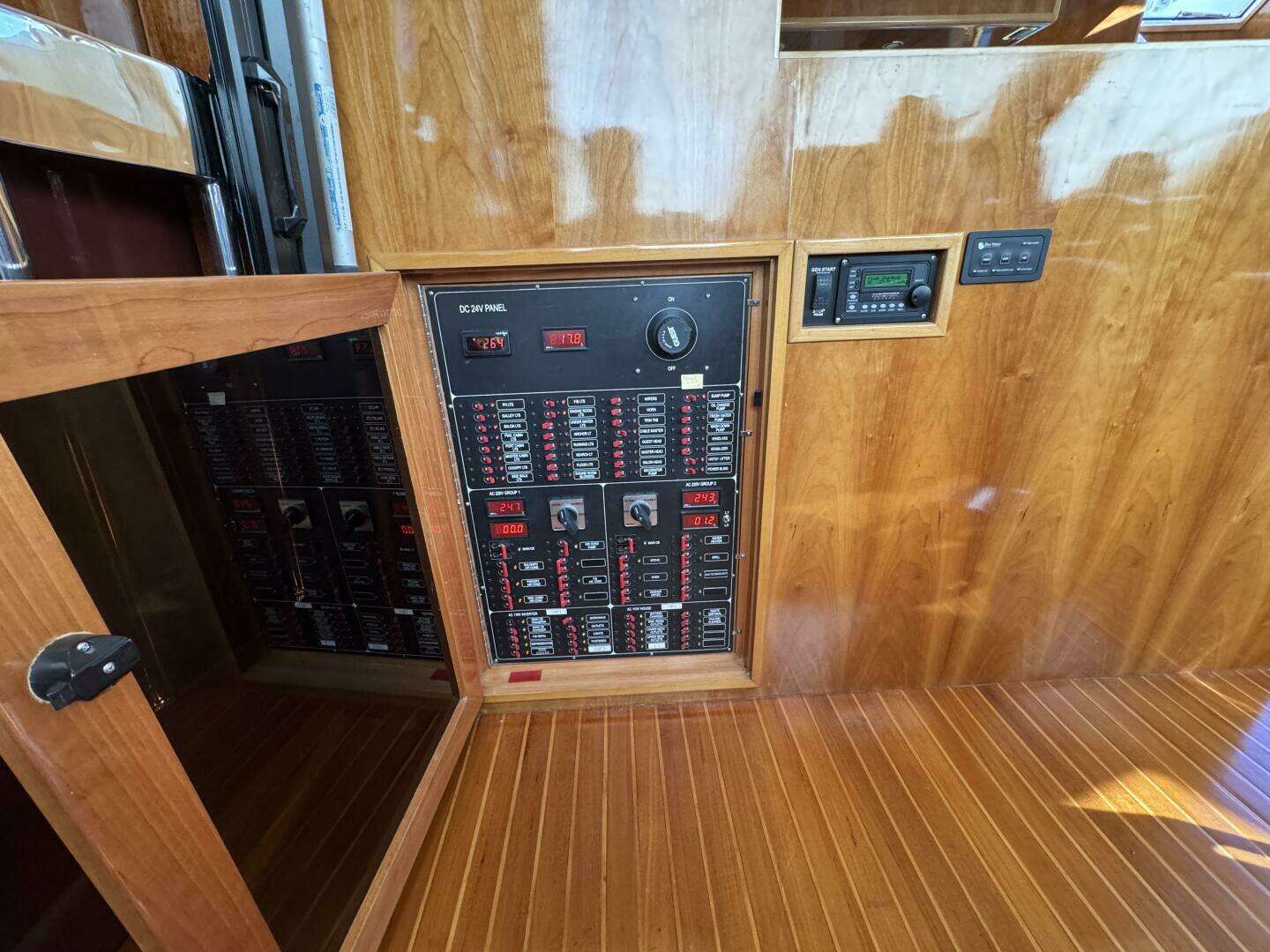 2004 Altima 55 Pilothouse - Image 52