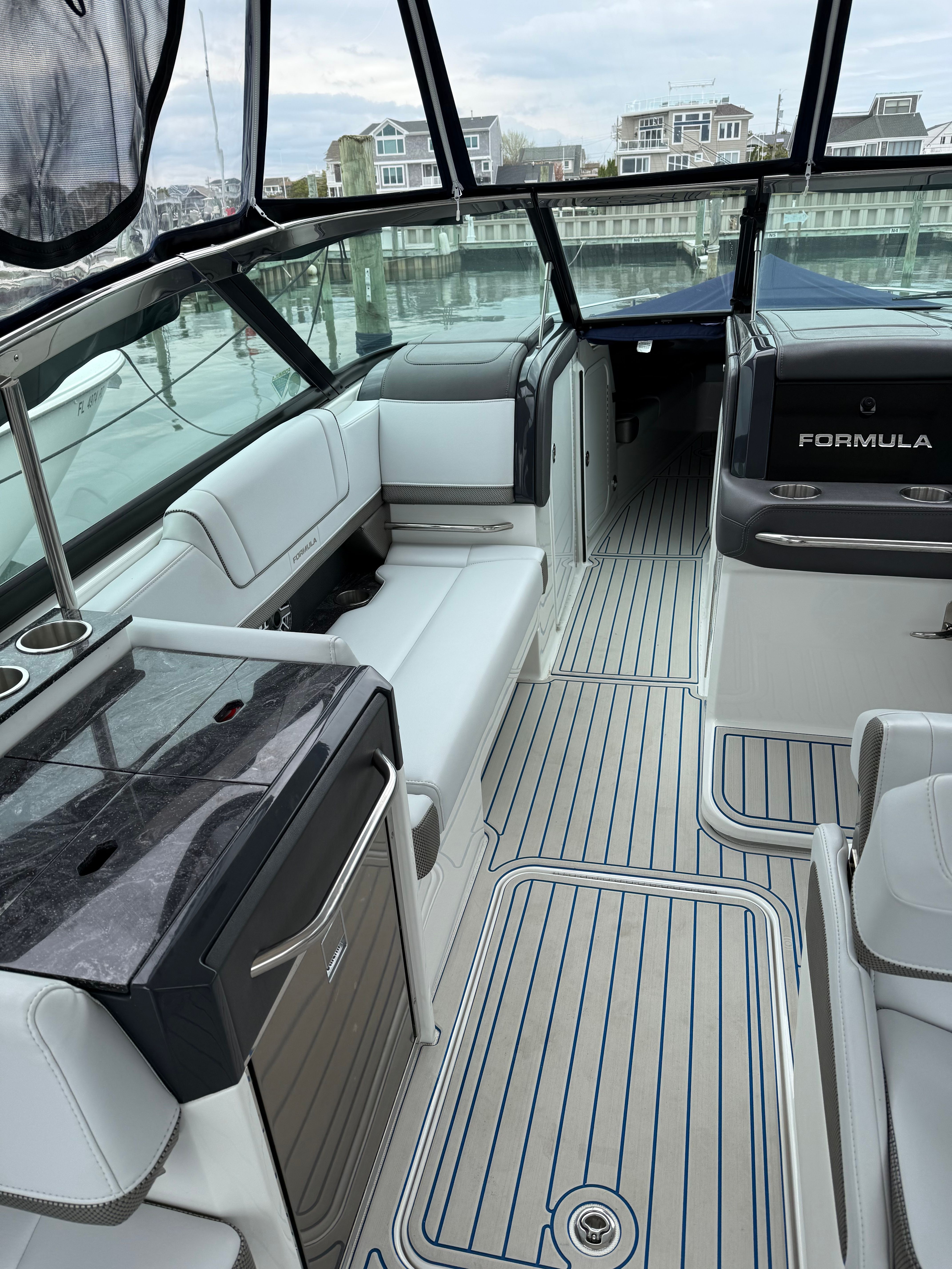 2024 Formula 330 Crossover Bowrider OB - 10