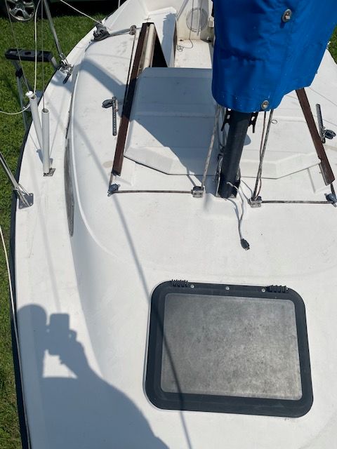 The image shows the deck of a 1986 Wellcraft Starwind 19 sailboat.