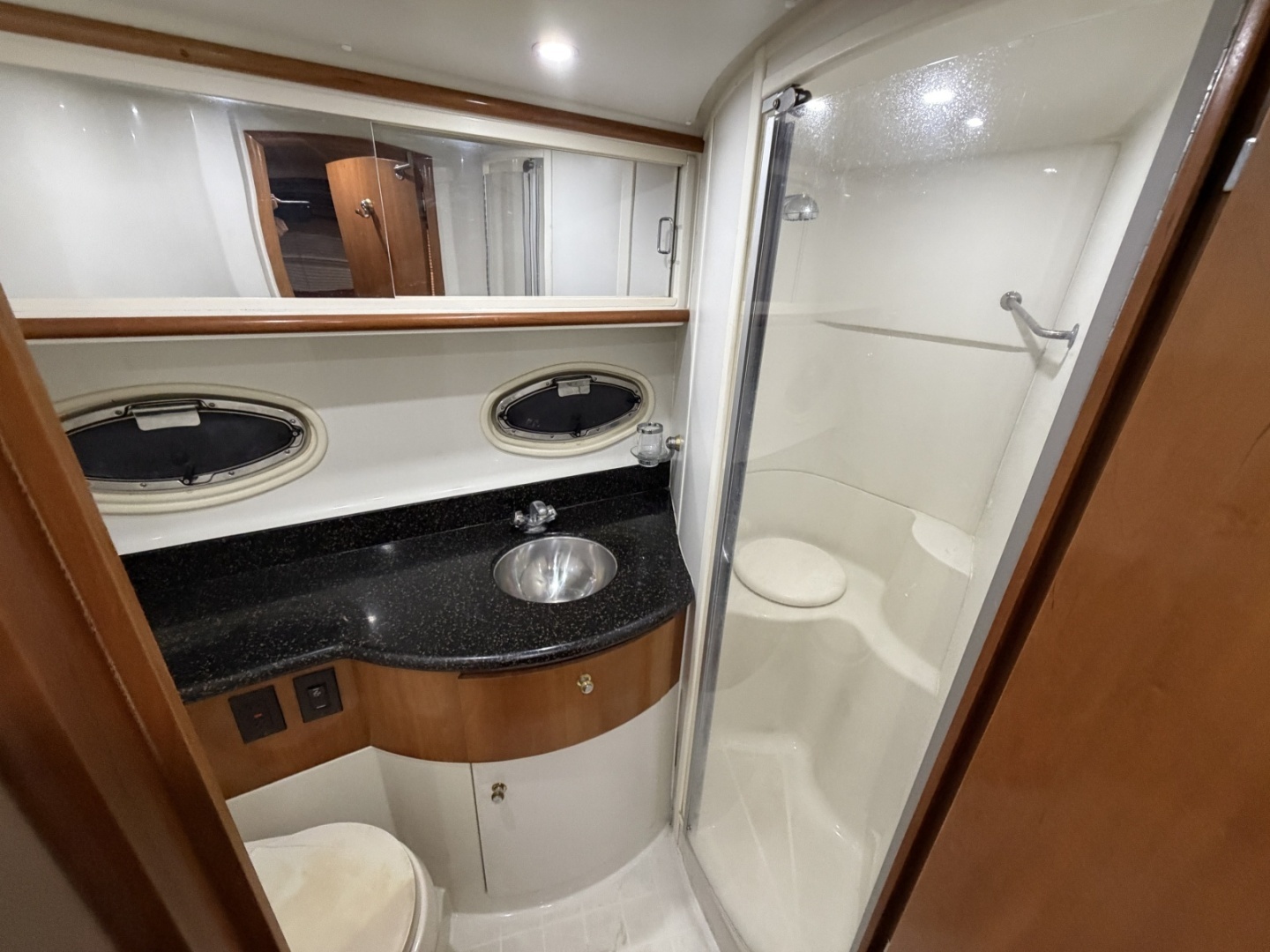 2001 Carver 444 Motor Yacht - Image 9