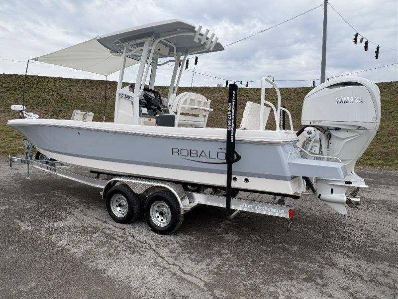 2026 Robalo 246 Cayman - 40