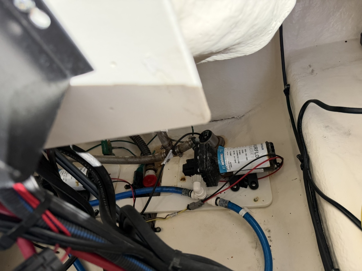 2023 Robalo R227 - Image 22