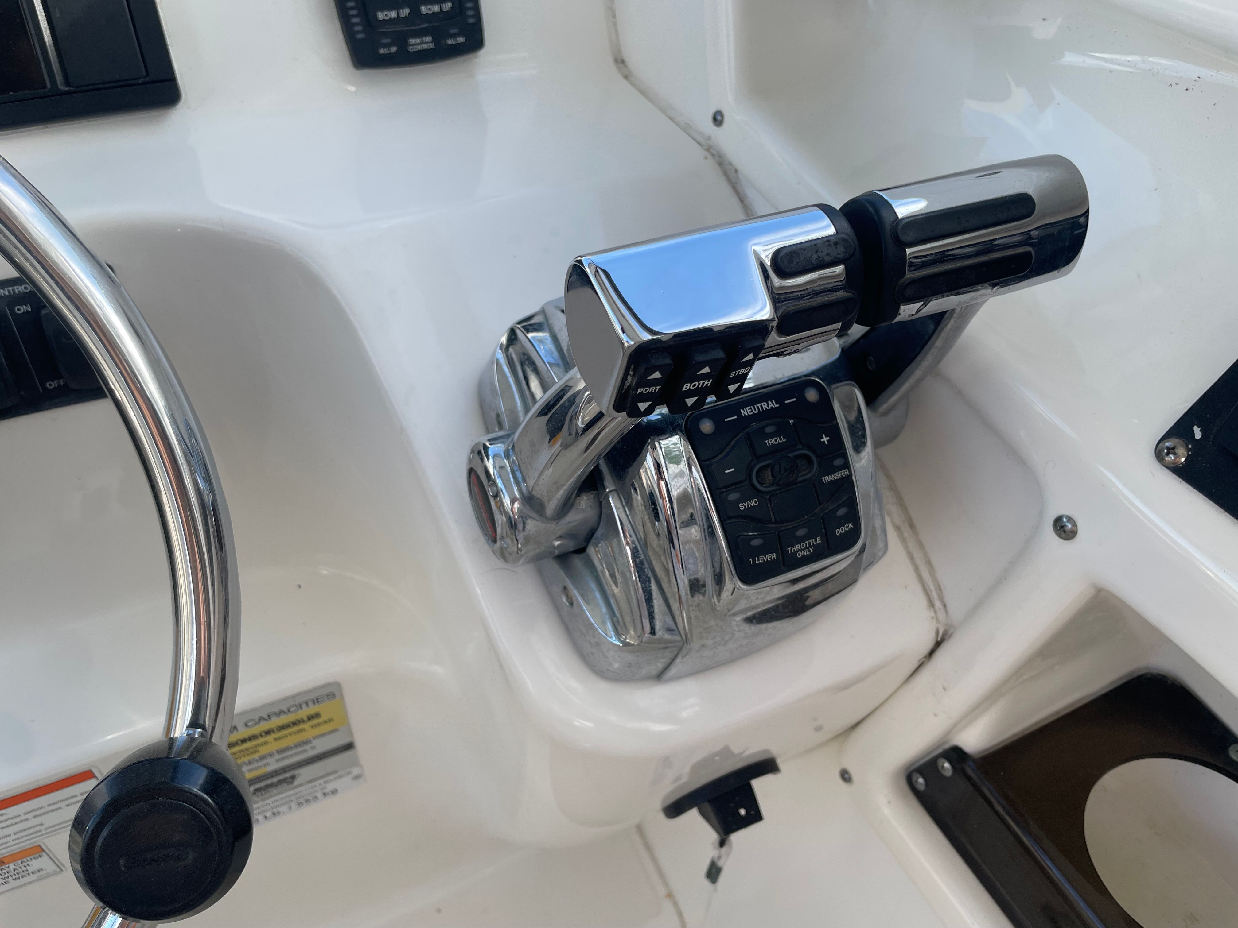 2009 Boston Whaler 255 Conquest - 16