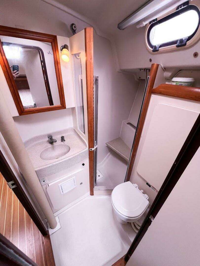 2007 Catalina 350 MK II - Image 28