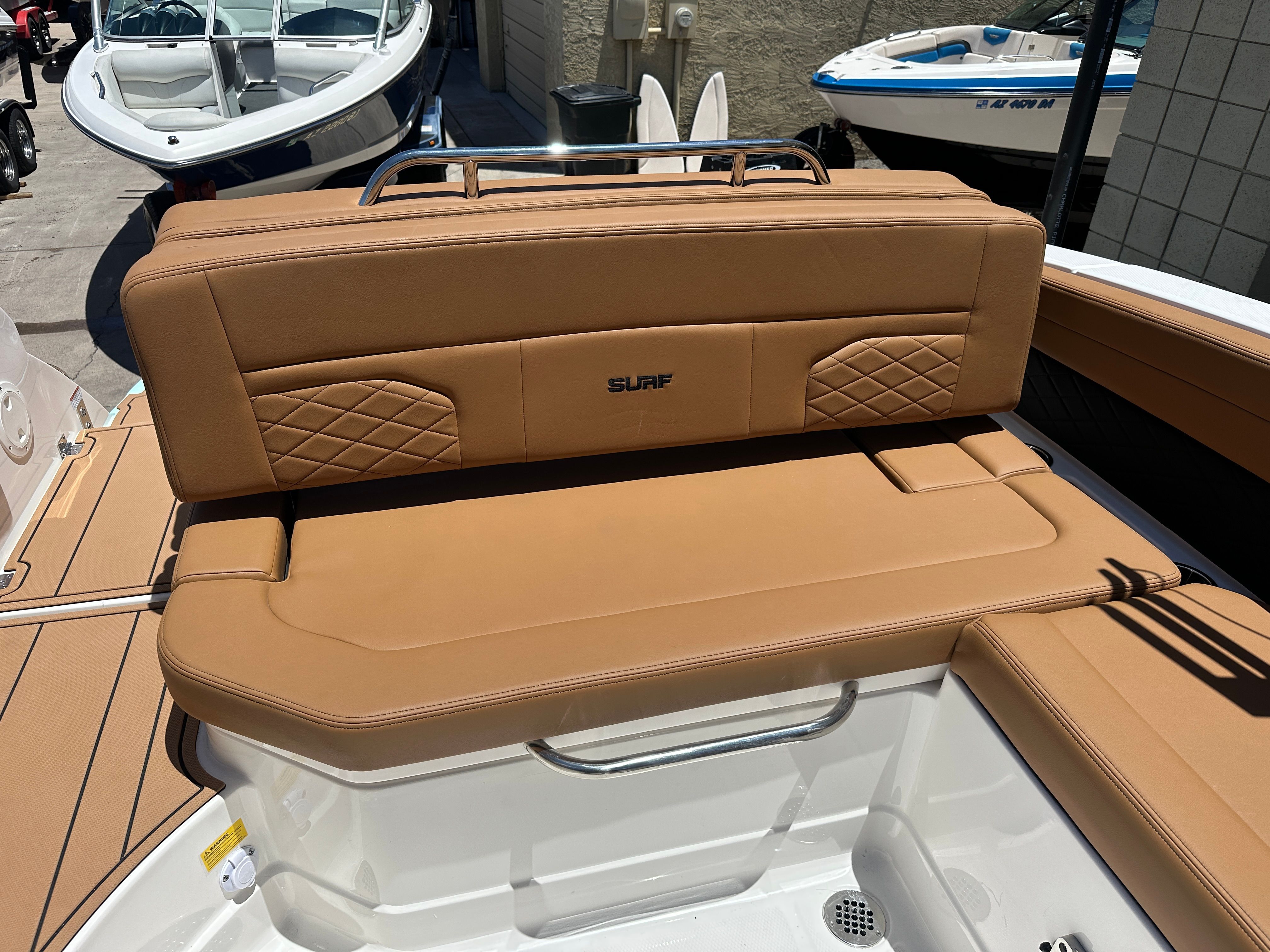Chaparral 26 Surf 2025: Luxurious brown upholstery in the seating area.