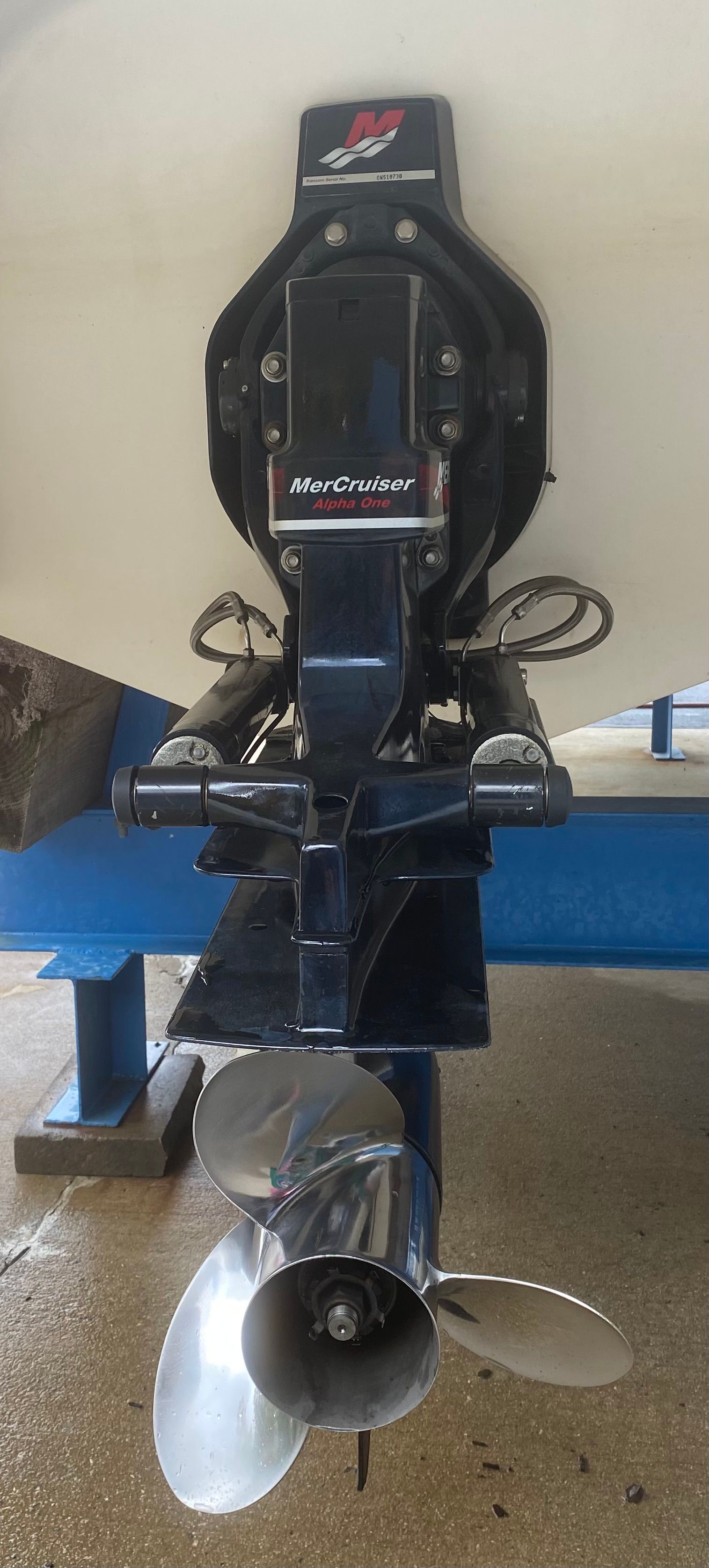 Chaparral 230 SSi 2000 with MerCruiser drive, close-up of propeller.