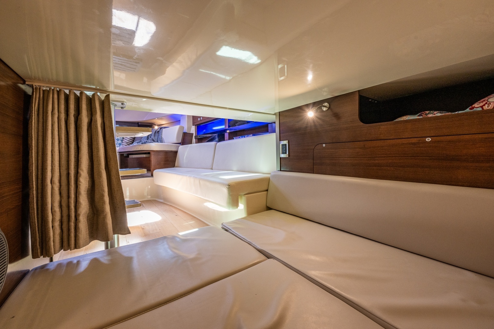 2019 Boston Whaler 345 Conquest - Image 20