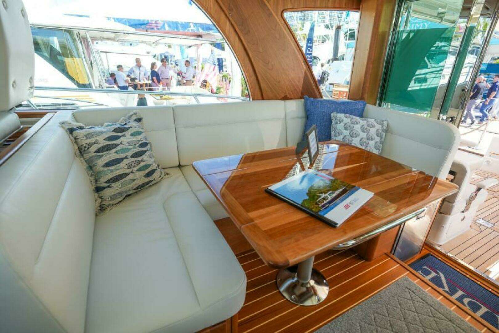 2027 Sabre 51 Salon Express - Image 15