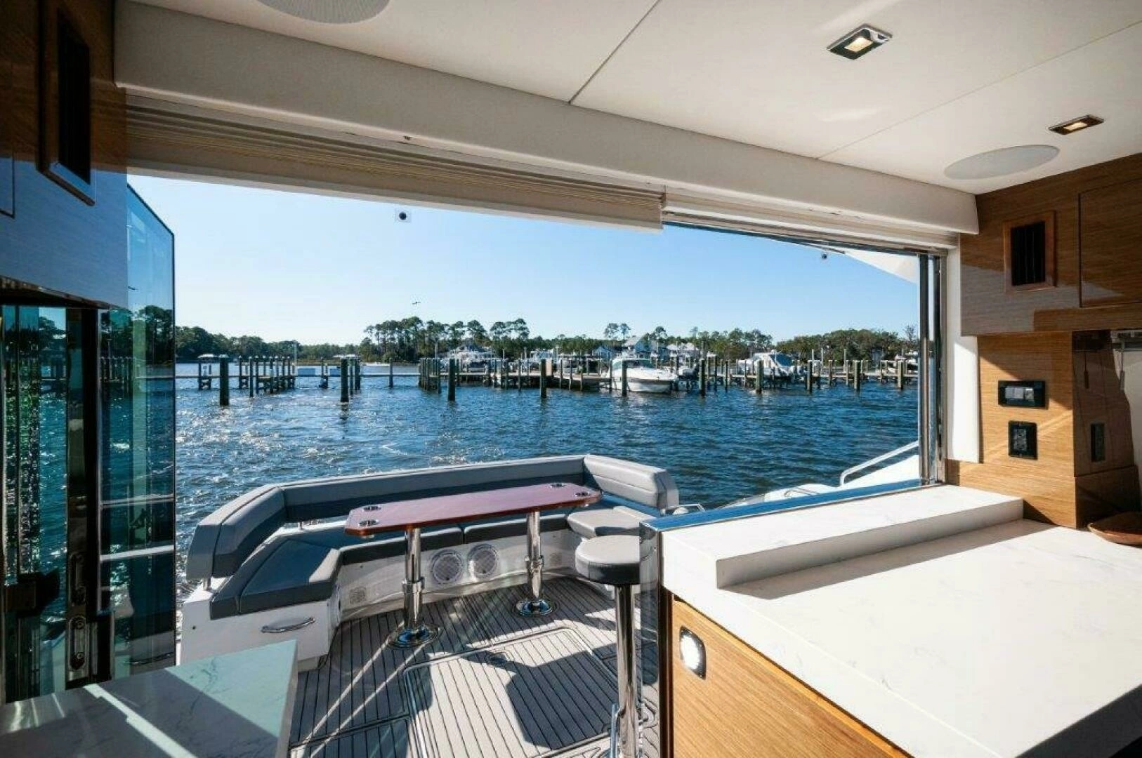 2020 Cruisers Yachts 60 Cantius - Image 13