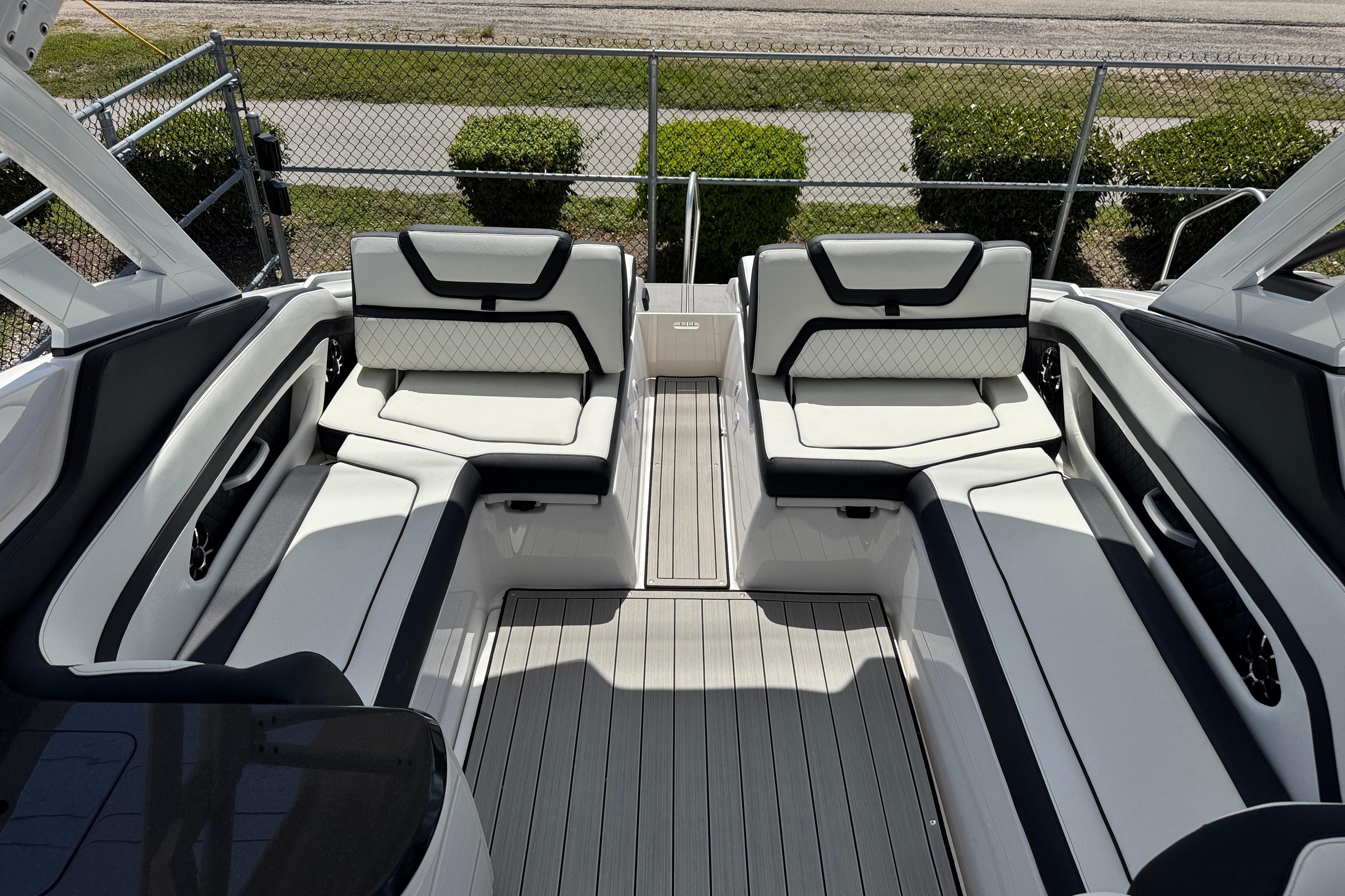 2026 Yamaha Boats 275SD interior with luxurious seating and modern design.