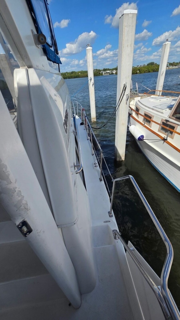 1998 Carver 405 Aft Cabin Motor Yacht - Image 11