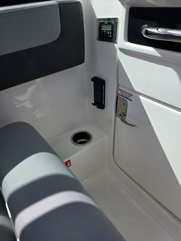 2026 Robalo R277 - 14