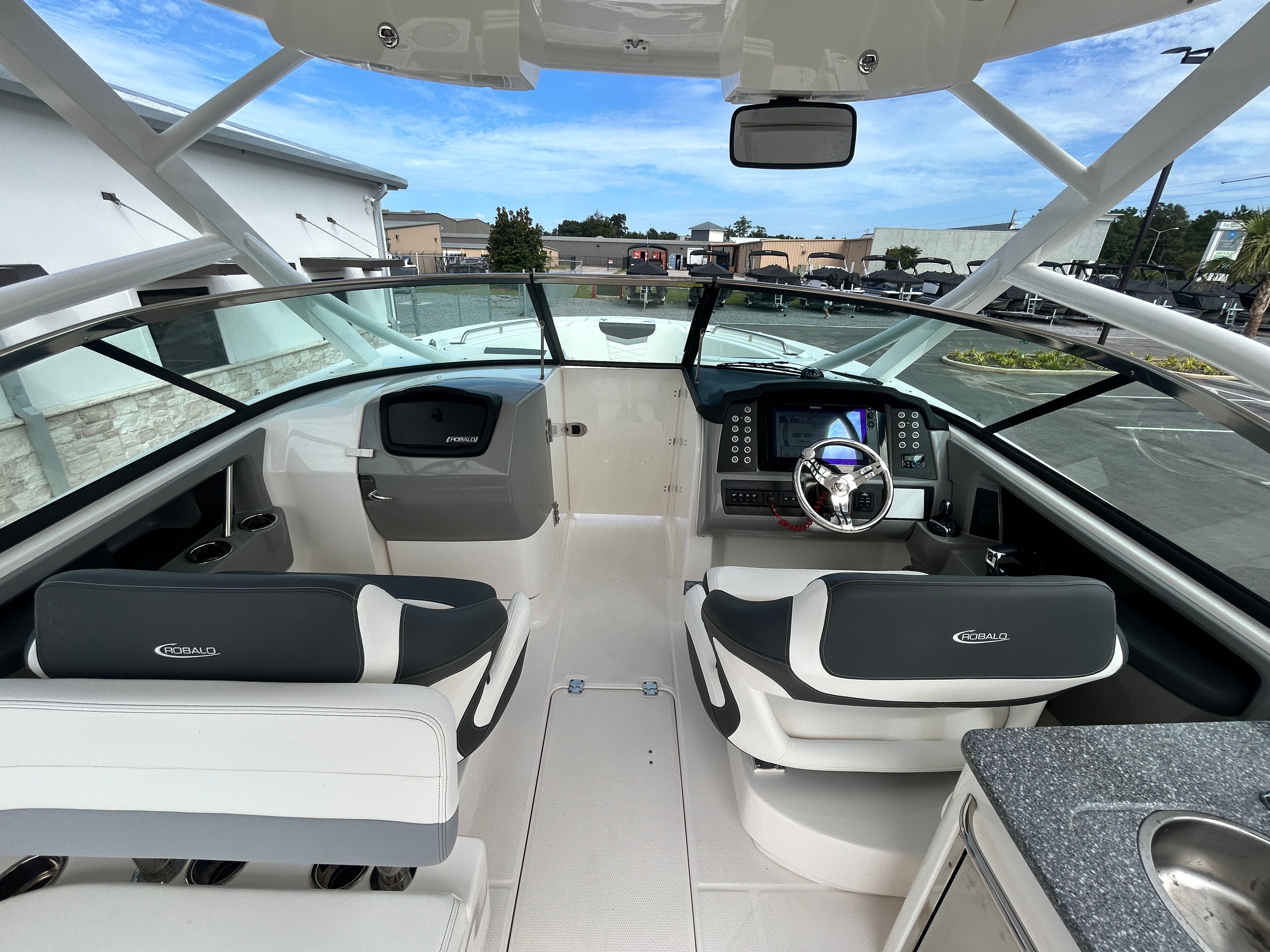 2025 Robalo R317 Dual Console - 14