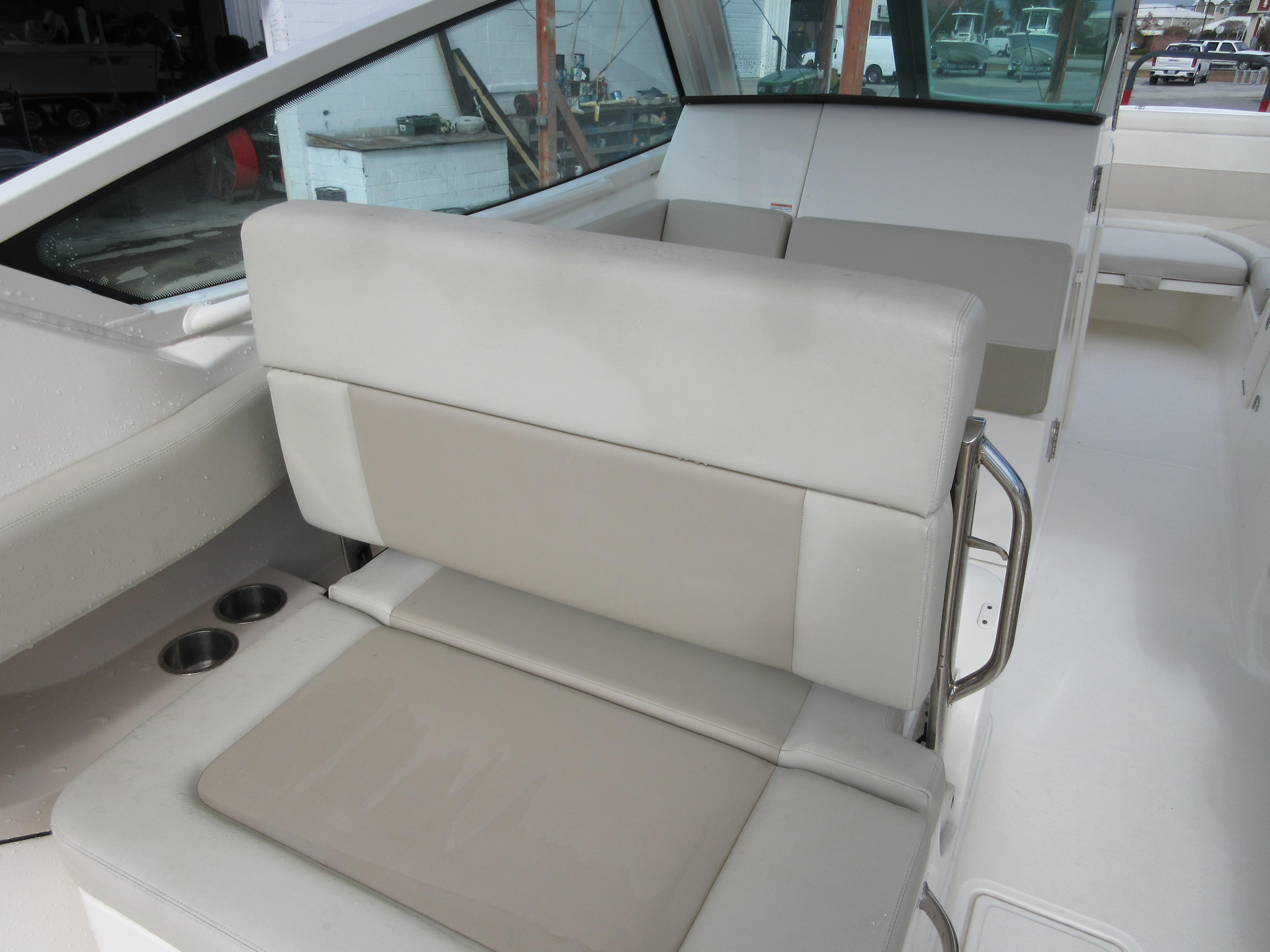 2021 Boston Whaler 280 Vantage boat interior seating and cup holders.
