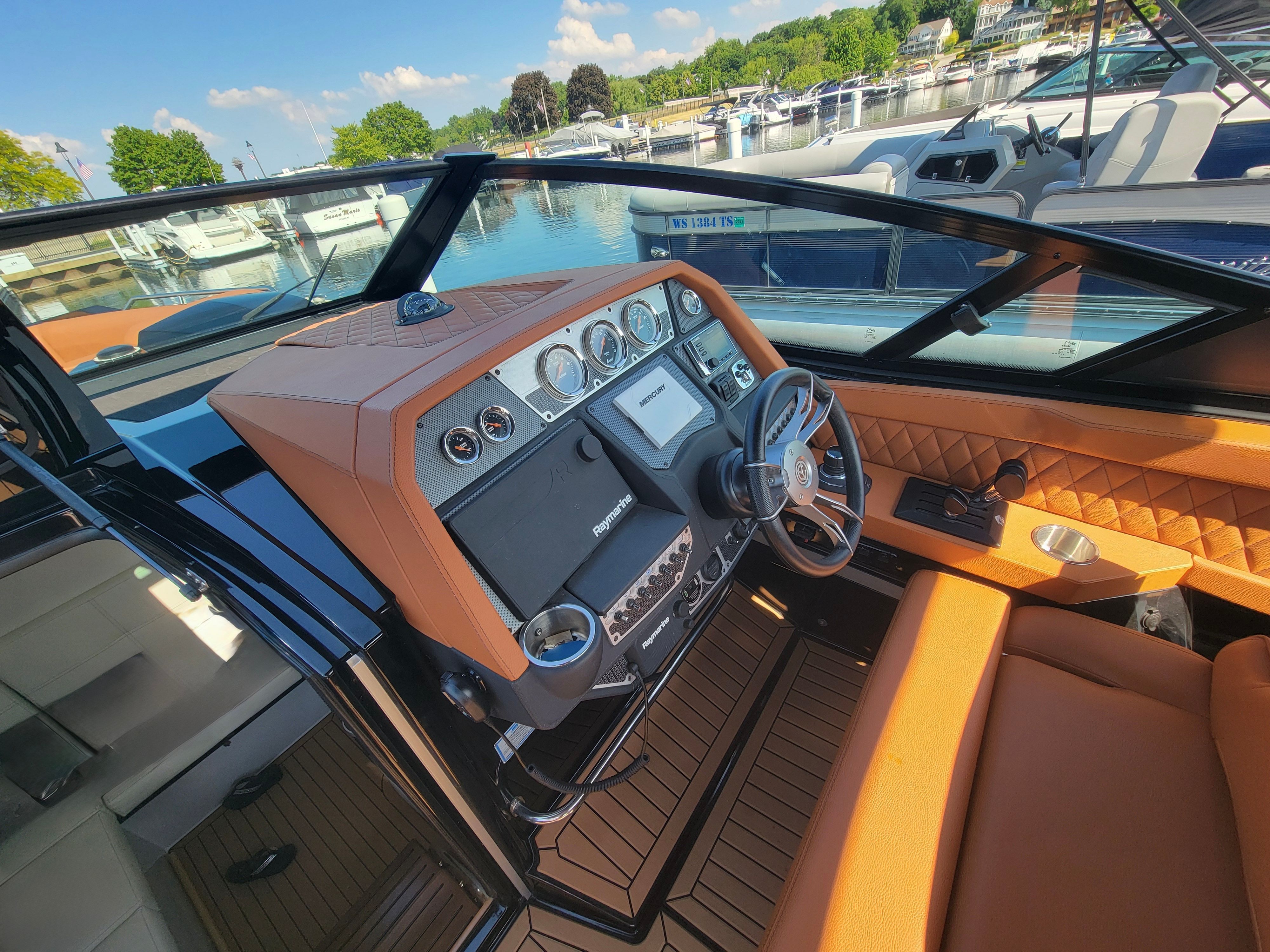 2020 Cruisers Yachts 338 CX South Beach Bow Rider - 10