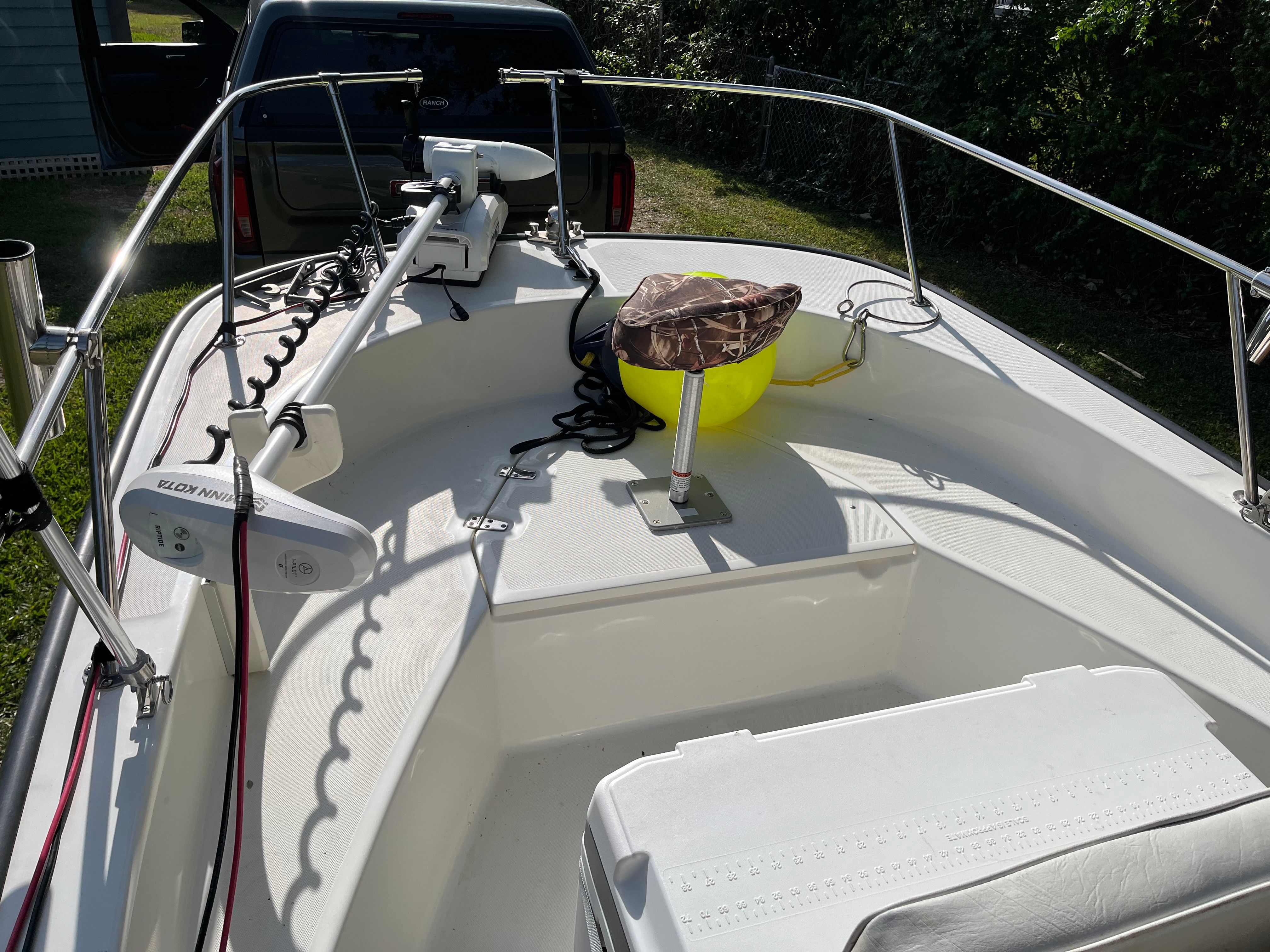 Boston Whaler 170 Montauk 2005 on a trailer outdoors.