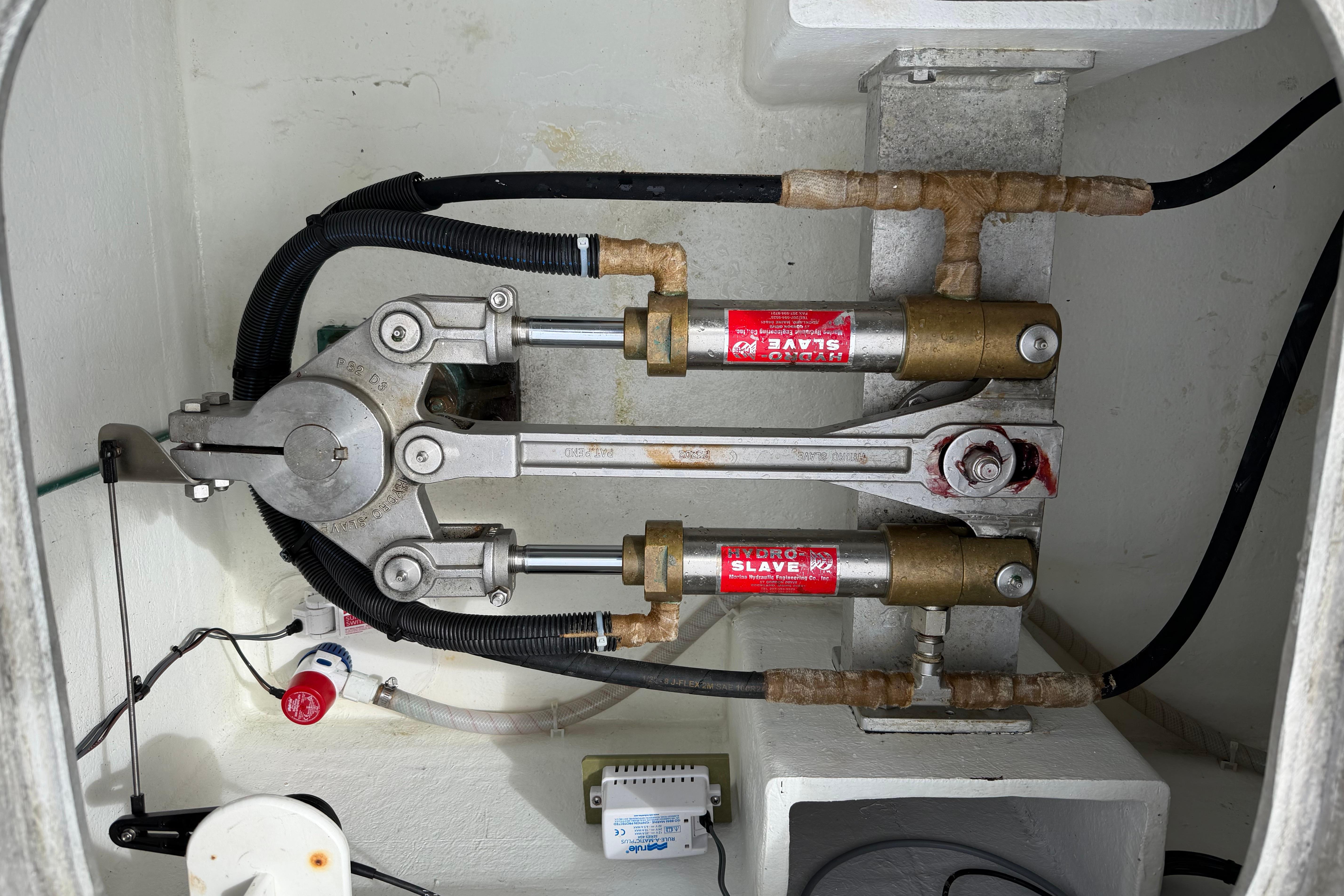 Hydraulic steering system in 2018 H&H Marine Osmond Beal boat.