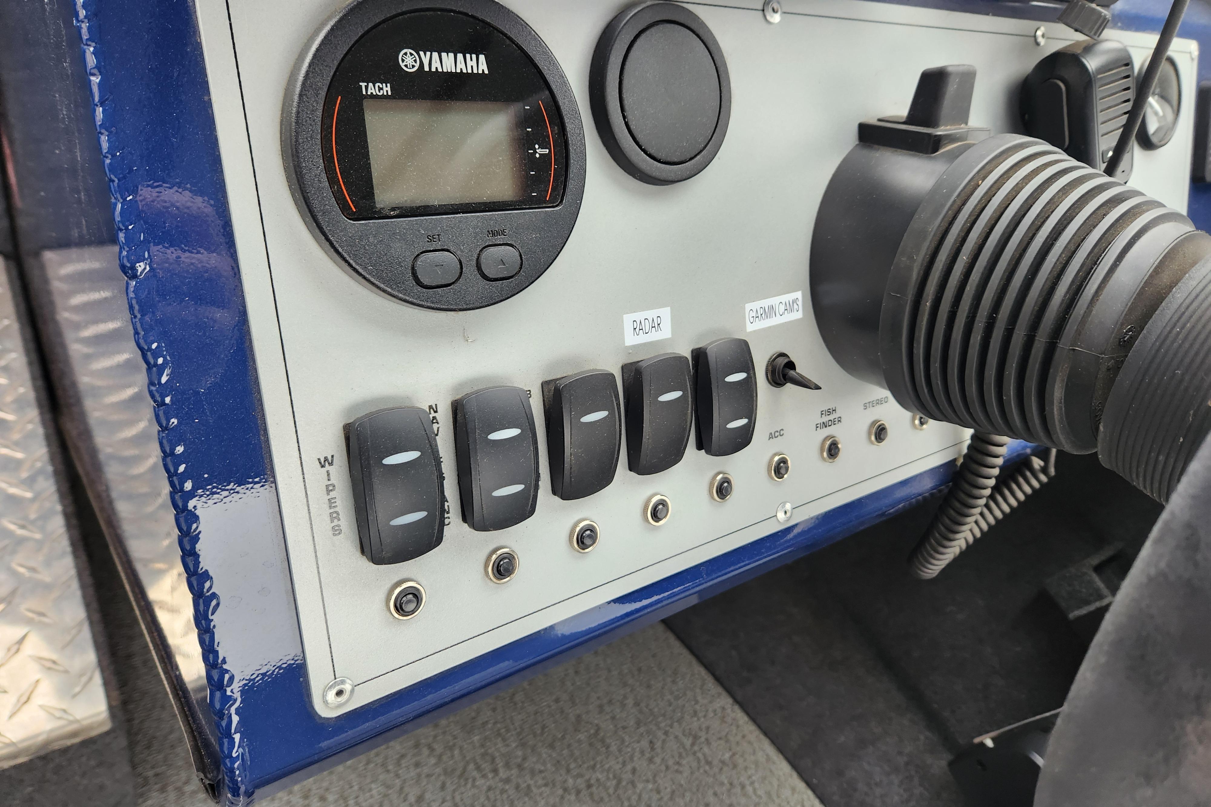 Control panel of 2025 Thunder Jet 21 Chinook OS boat with Yamaha tachometer.