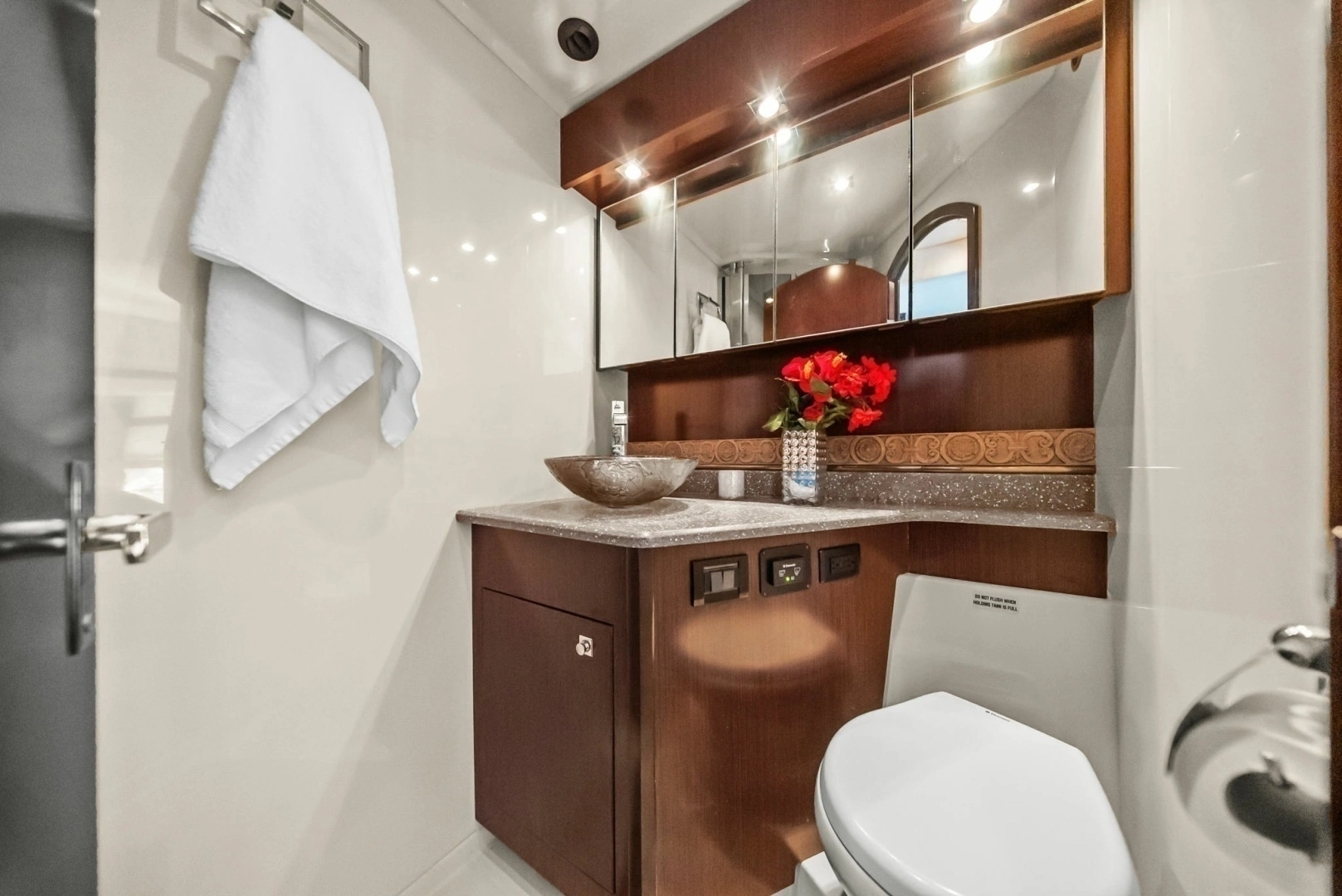 2012 Cruisers Yachts 540 Coupe - Image 25