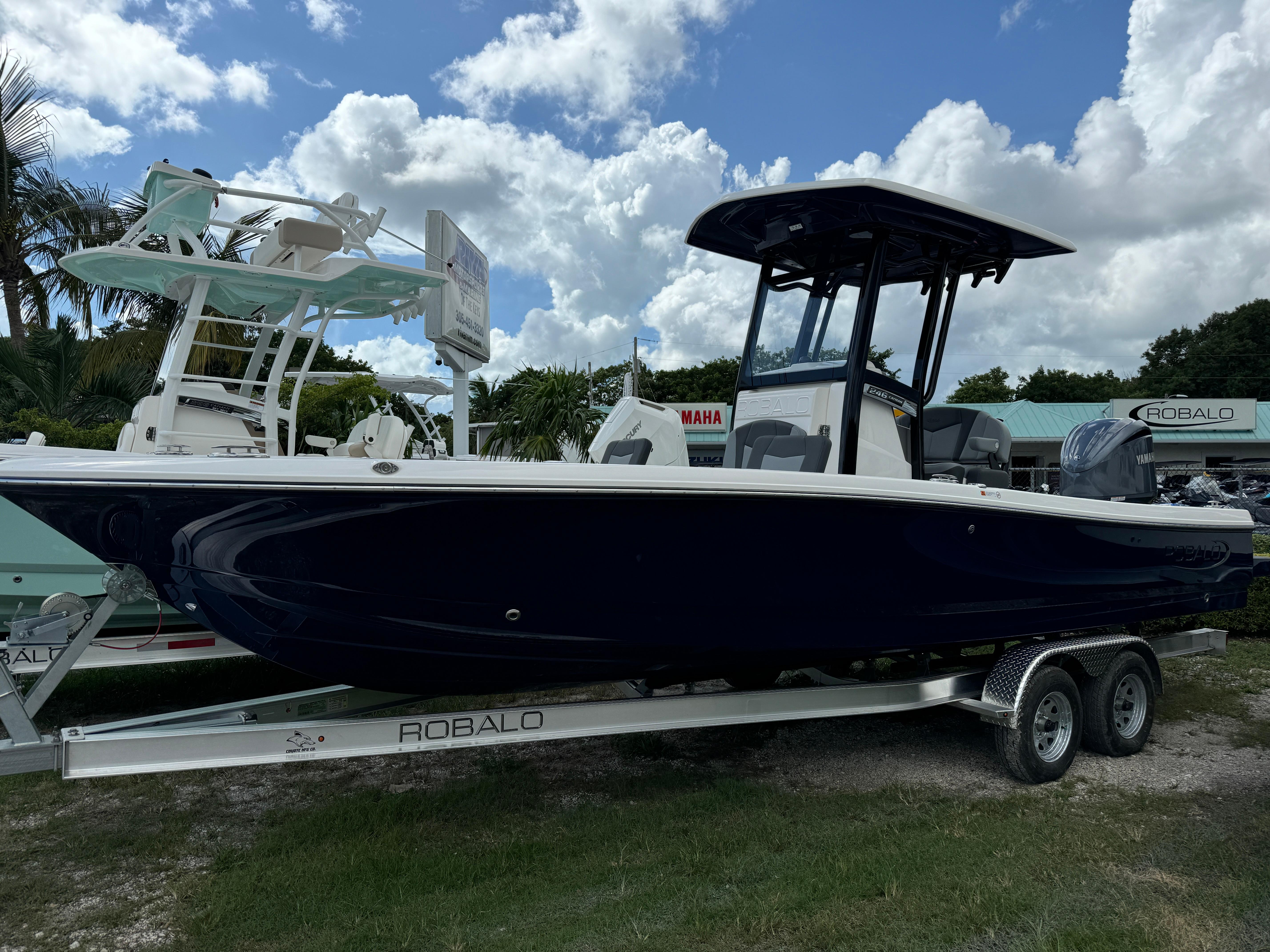 2025 Robalo 246 Cayman