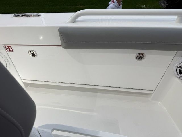 2026 Everglades 253 Center Console - 31