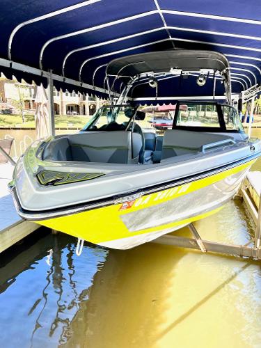 2017 MasterCraft XT23 - 11