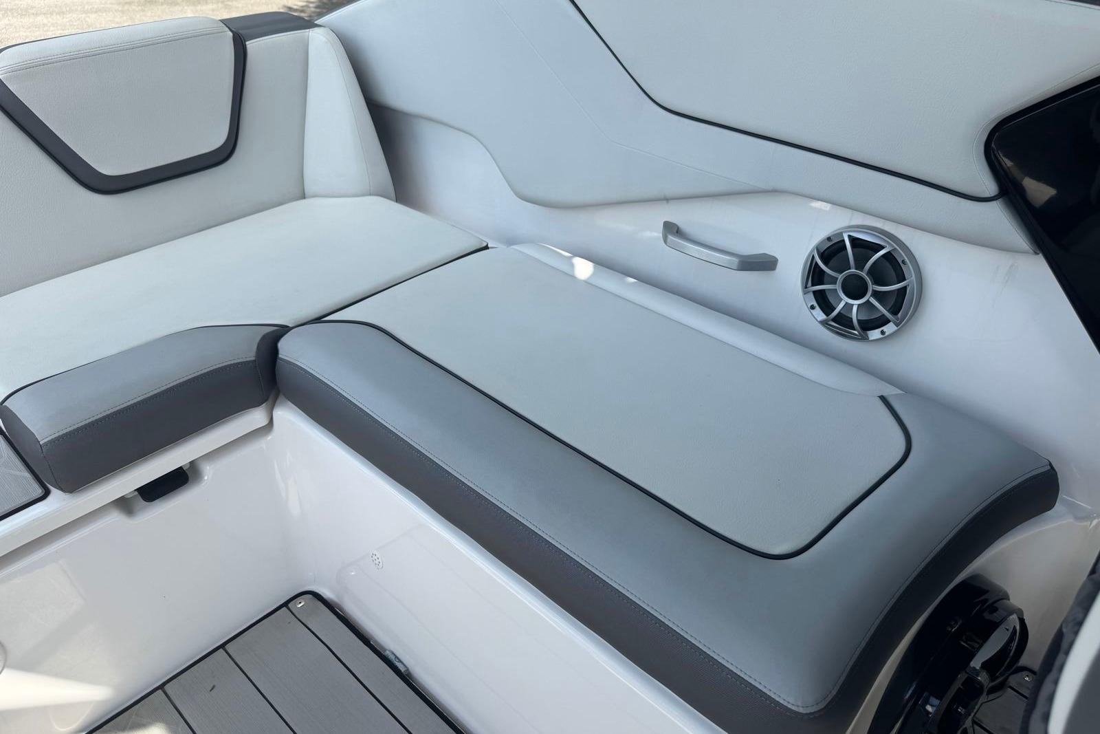 2023 Yamaha Boats 252XE interior seating with speaker and sleek design.