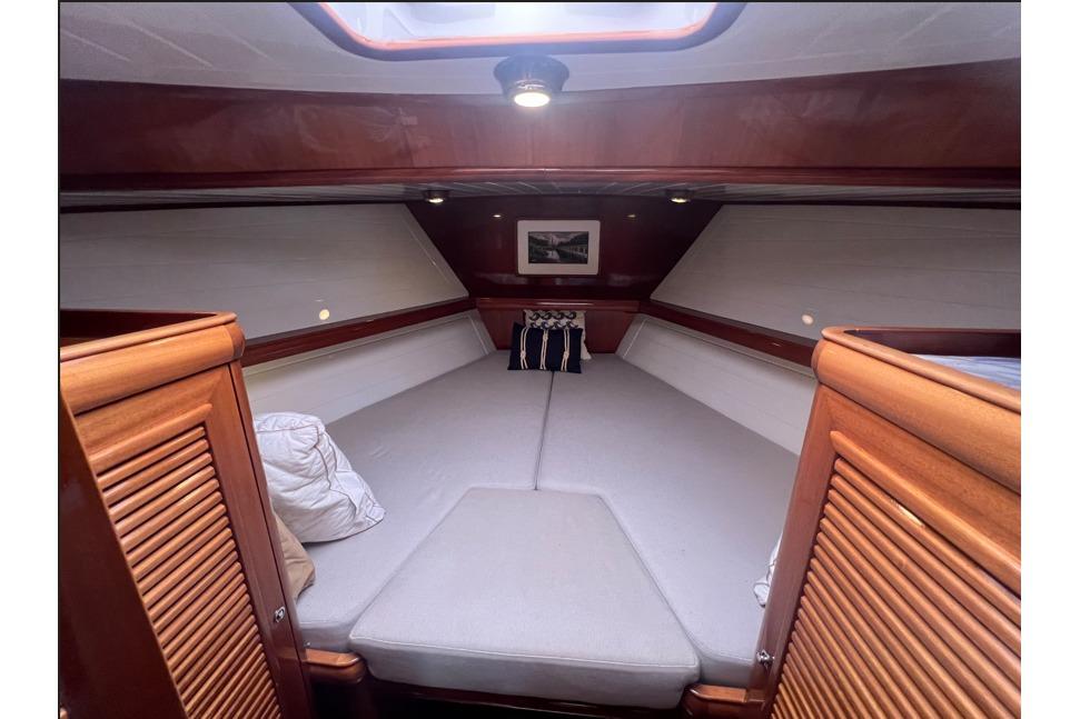 Luxurious cabin interior of 2004 RB DERELI Daytripper 40 yacht with cozy bedding.