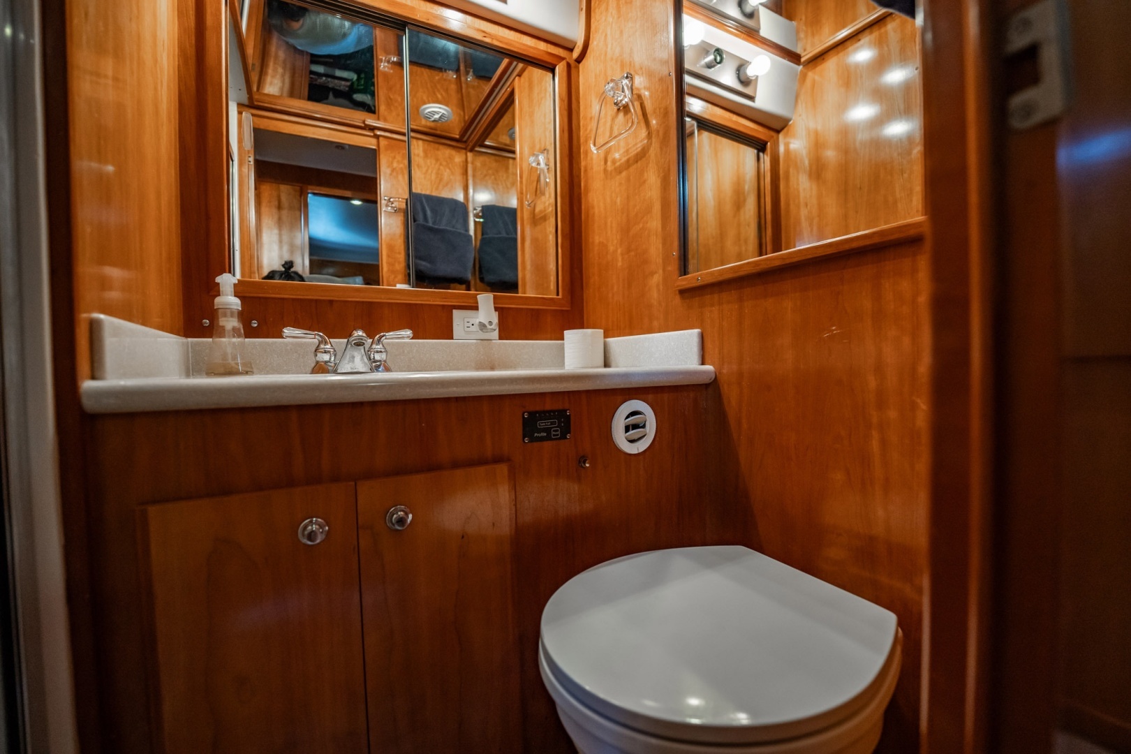 2004 Navigator 5700 Rival Pilothouse - Image 35