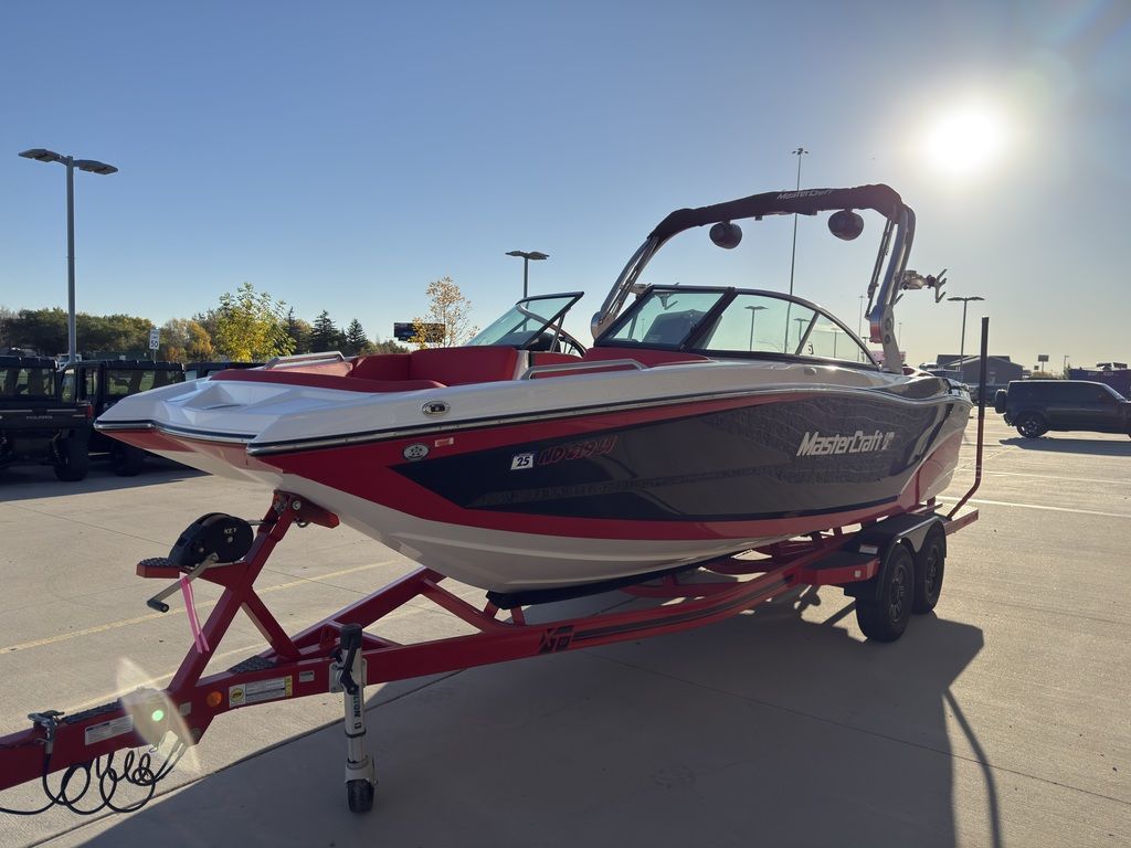 2019 MasterCraft XT22 - 10