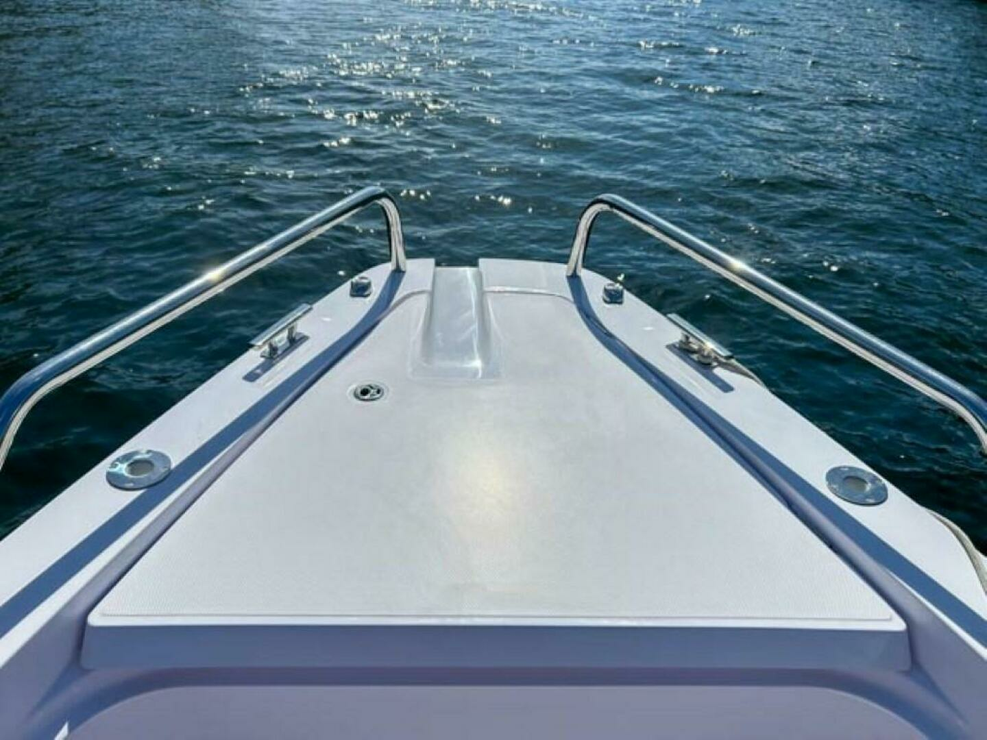 2024 Axopar 37XC CROSS CABIN - Image 5