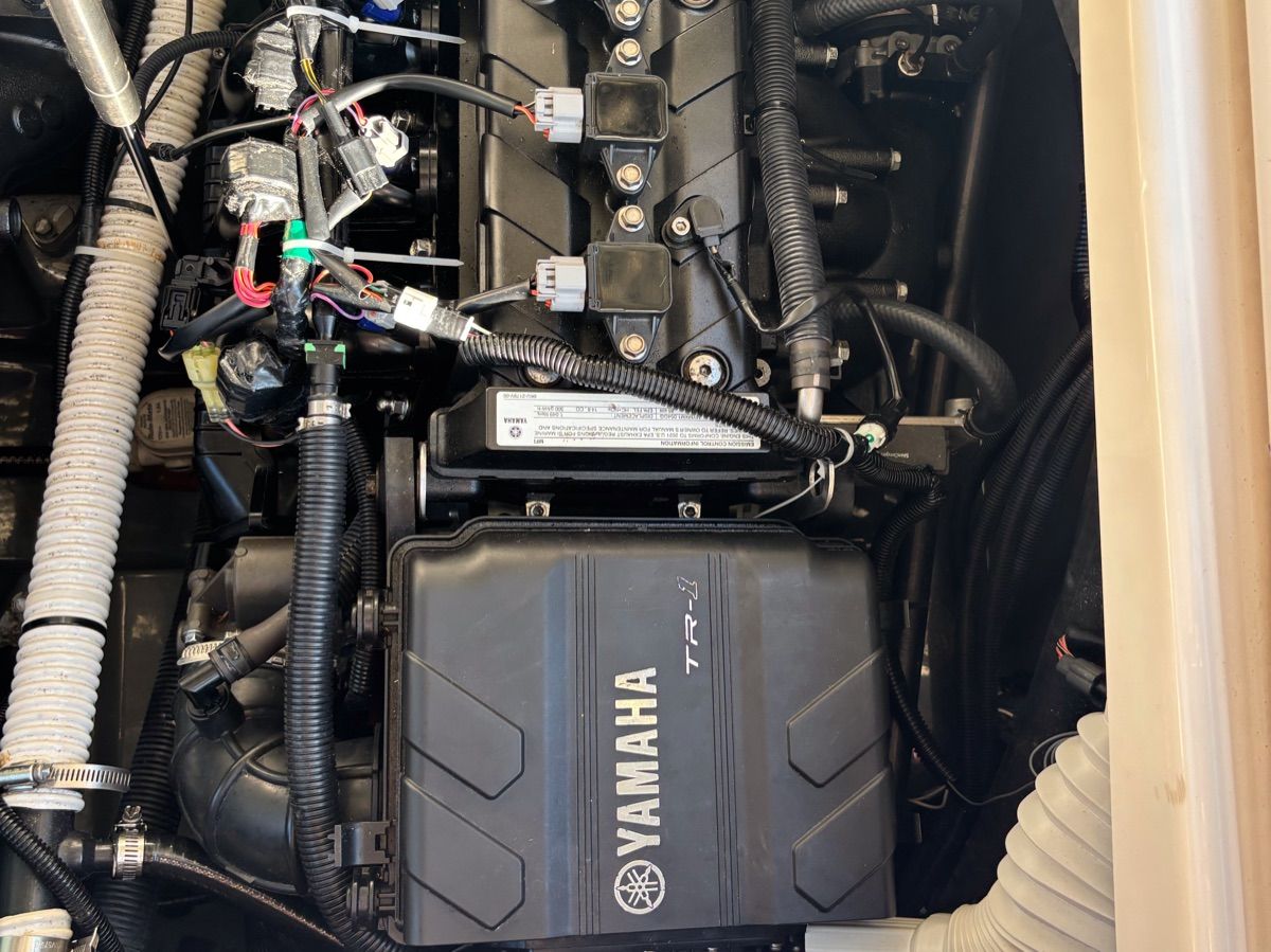Yamaha 210 FSH Deluxe 2020 engine view, detailed close-up.