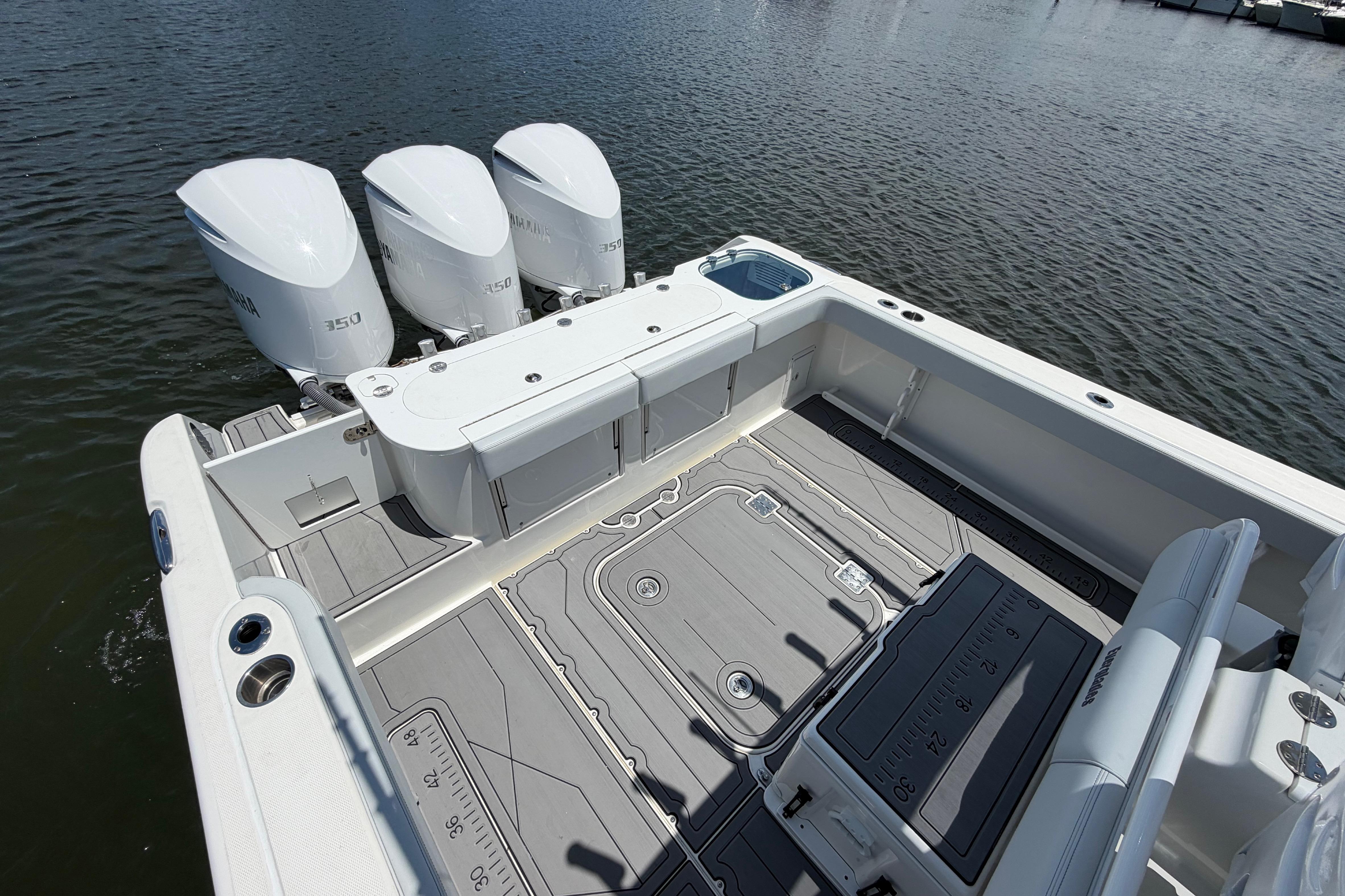 2009 Everglades 350LX boat with triple Yamaha 350 engines on water.