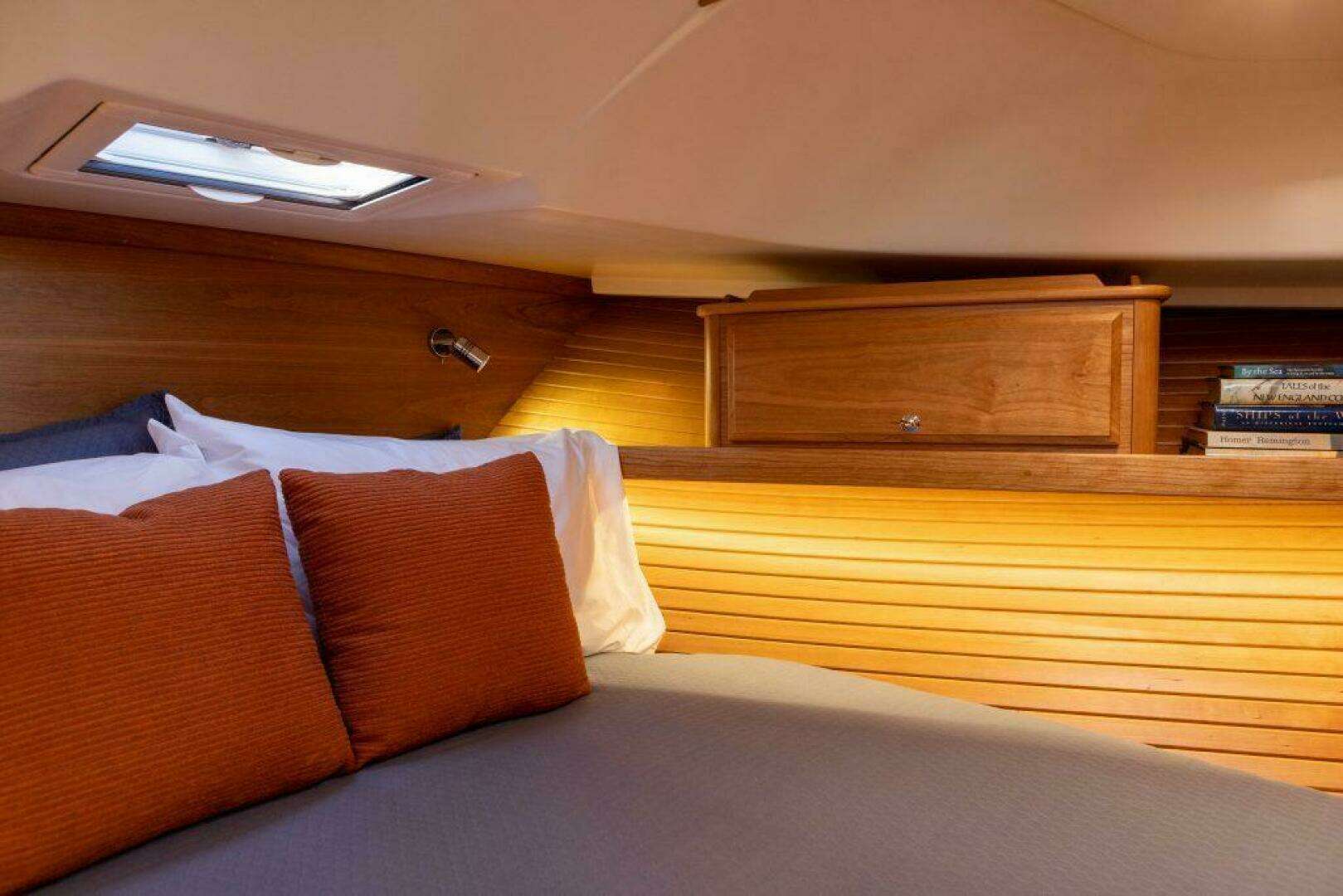 2027 Sabre 43 Salon Express - Image 28